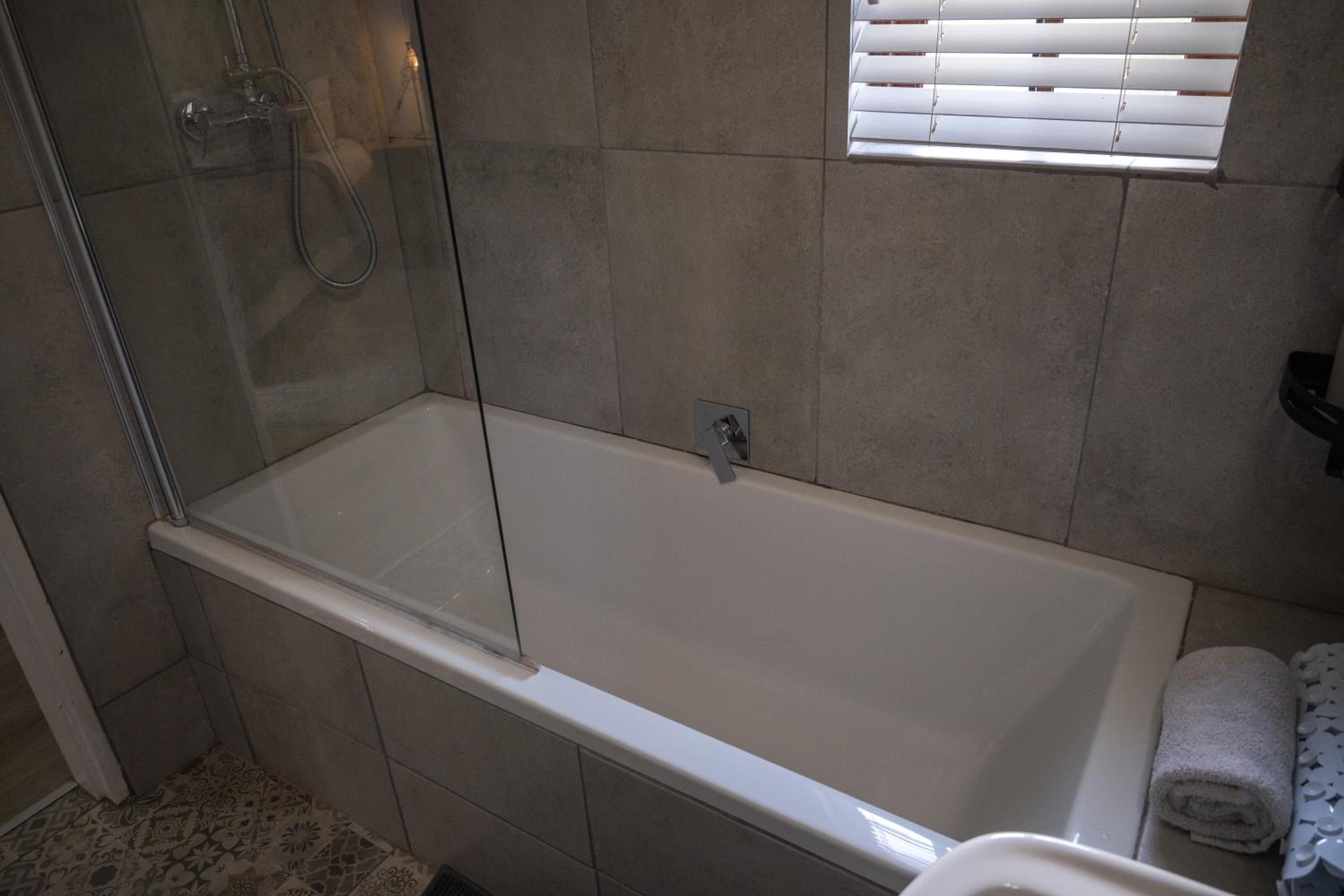 Deluxe Double Room - Photo 11