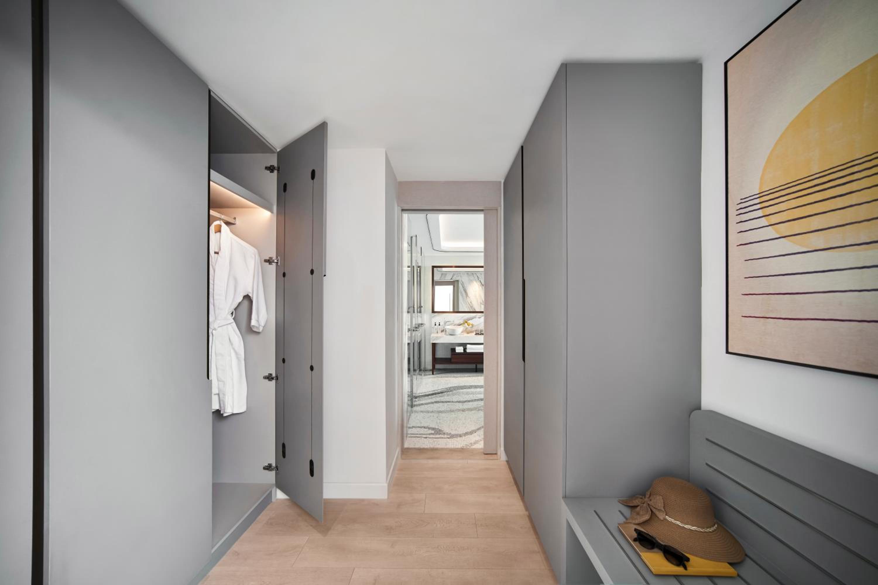 One Bedroom Seaview Suite with Balcony - Photo 6