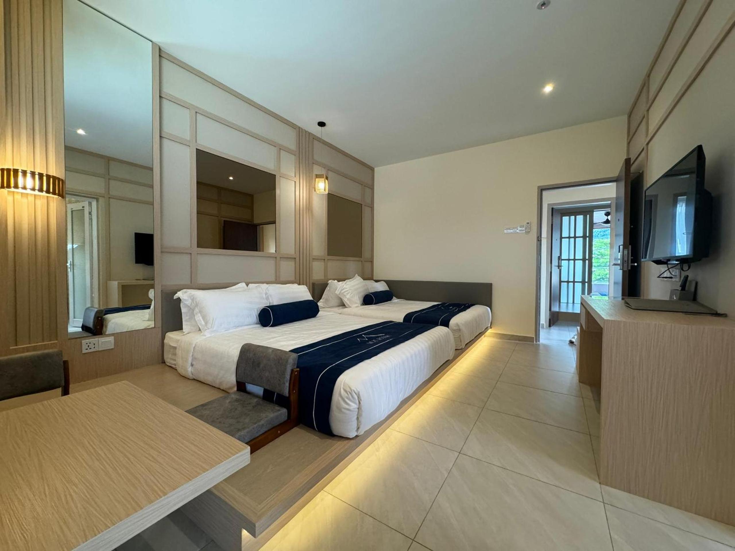 Quadruple Room with Balcony photo 2