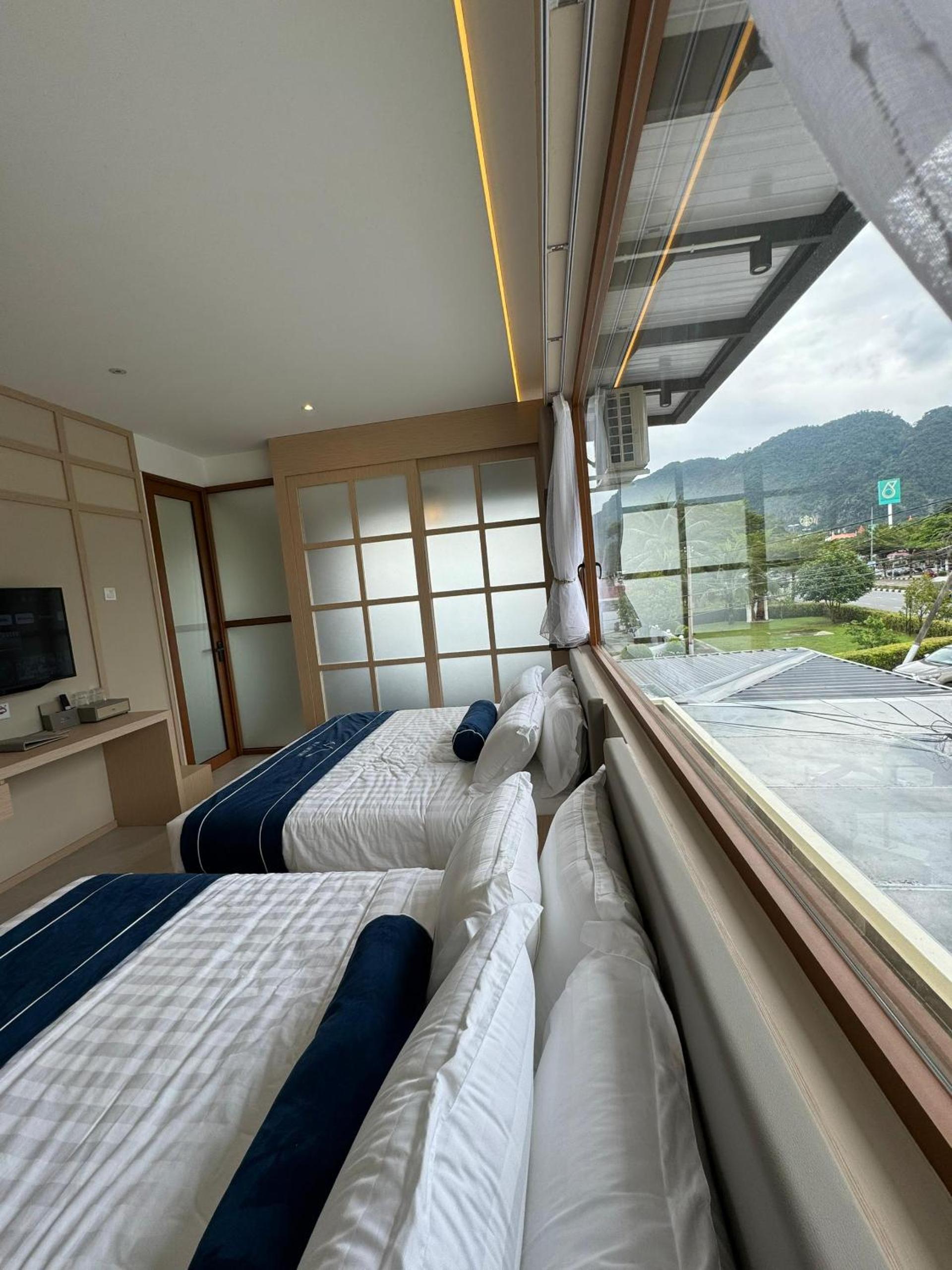 Quadruple Room with Mountain View photo 2