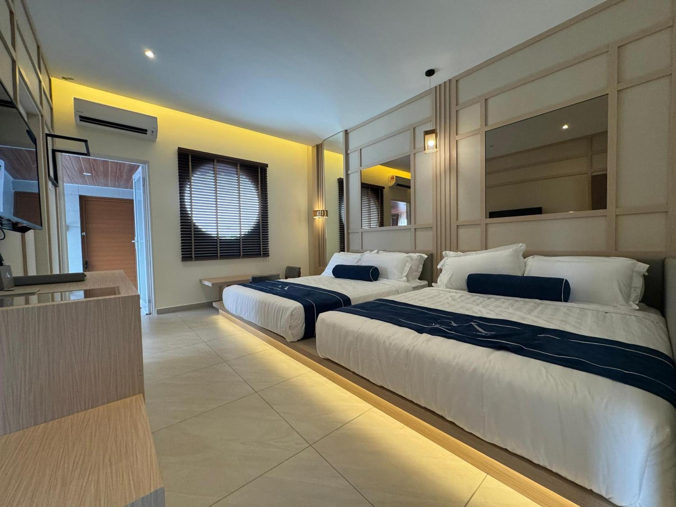 Quadruple Room with Balcony photo 3