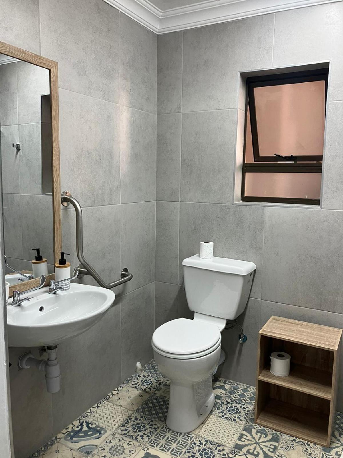 Standard King Room - Photo 8