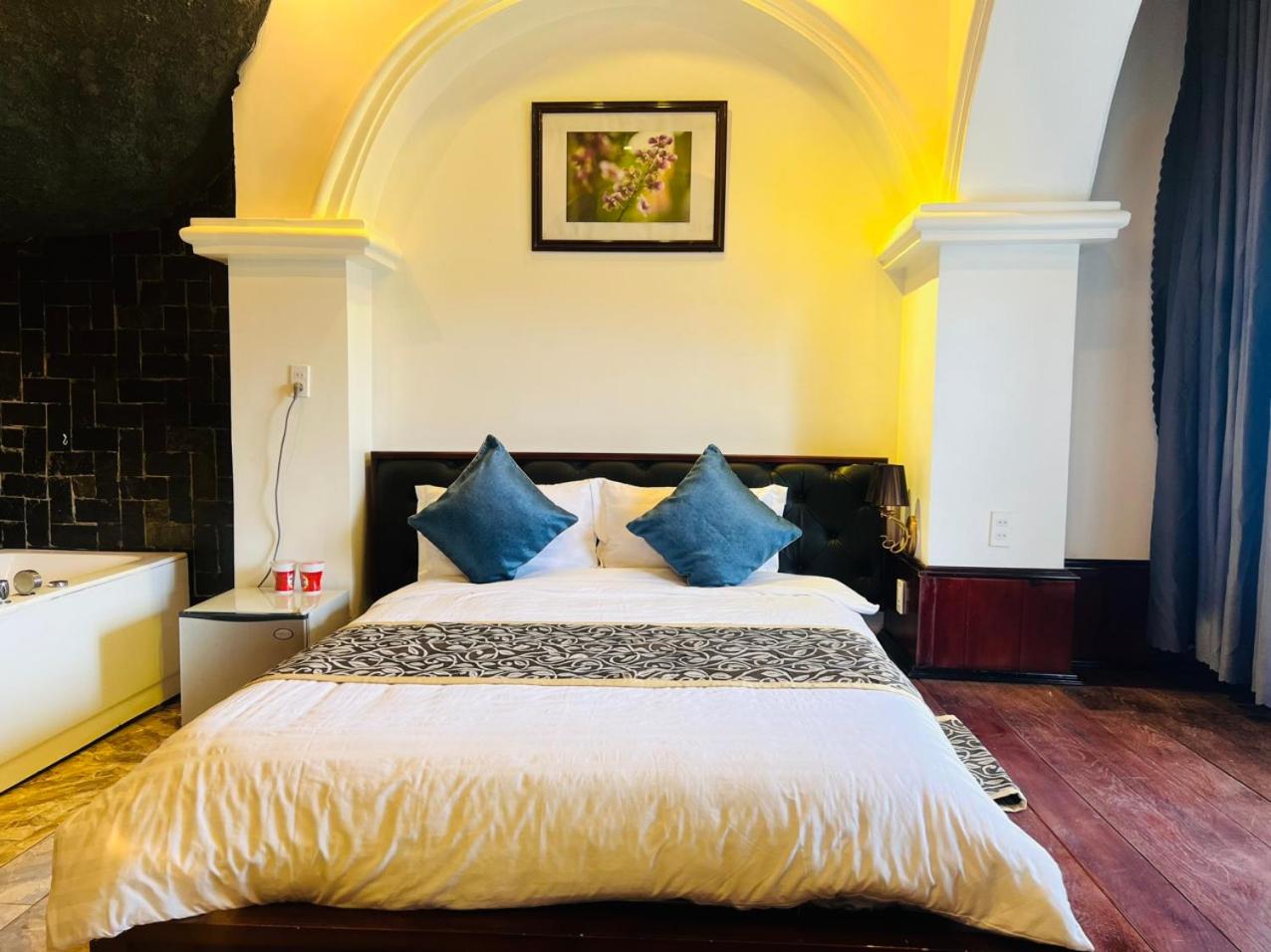 Standard Single Room with Mountain View