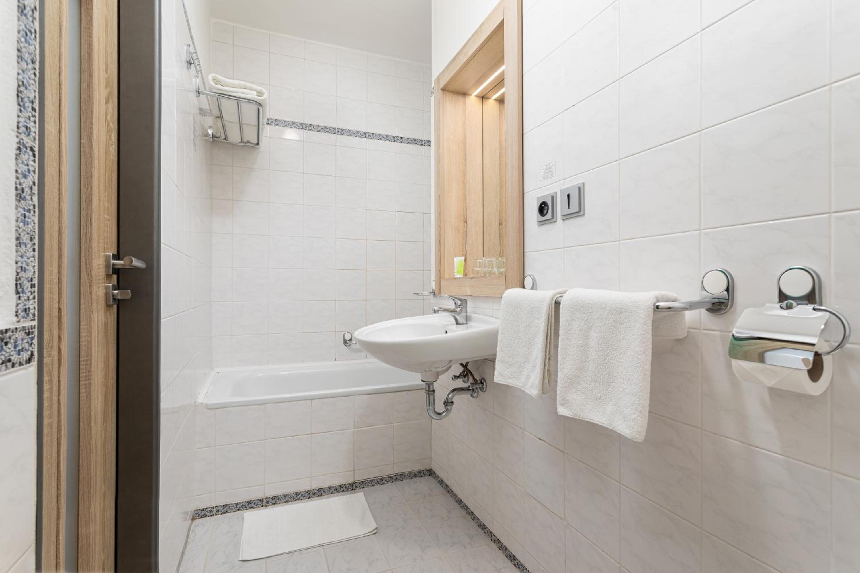 Twin Room with Bath - Photo 8