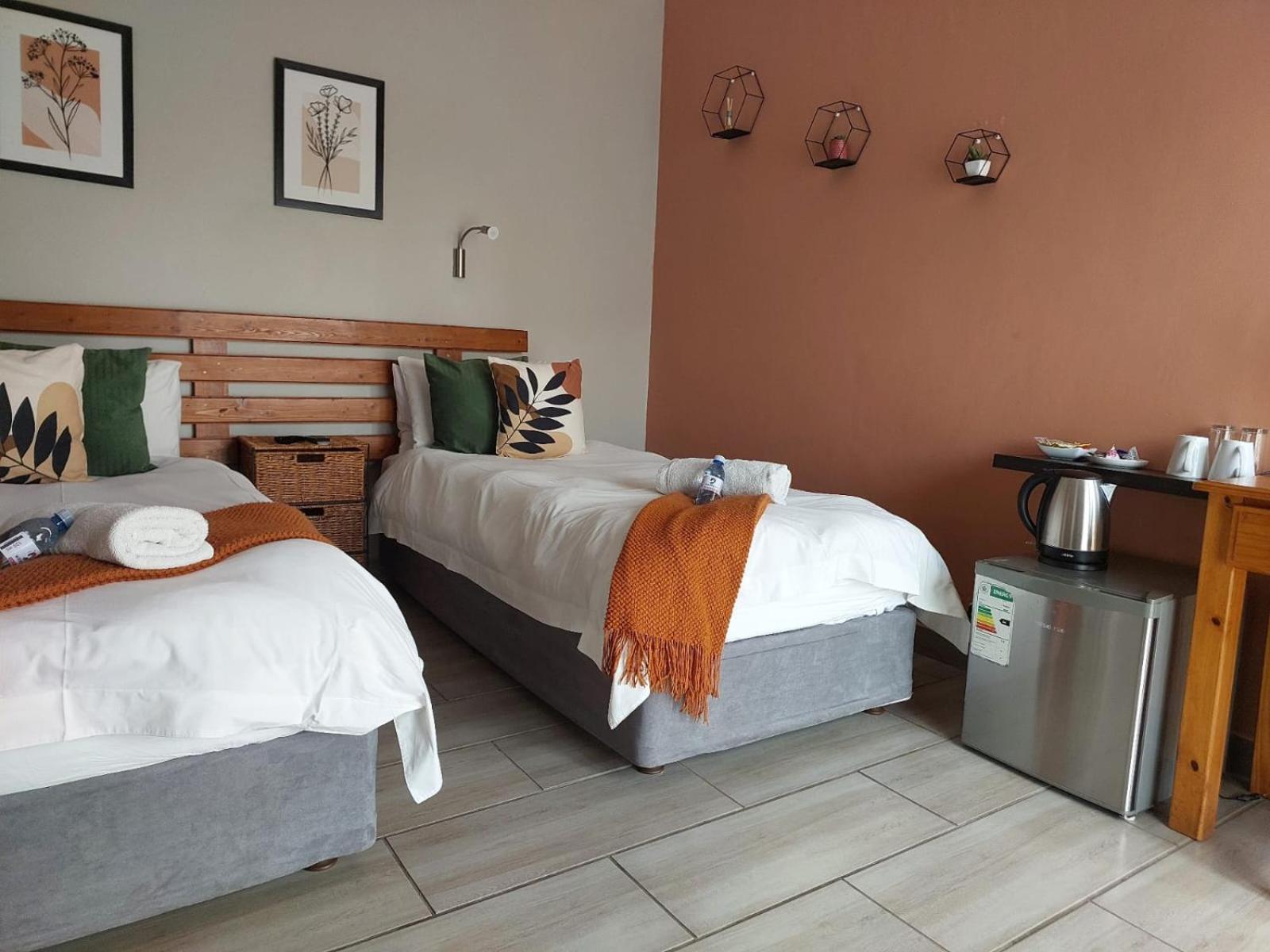Standard Twin Room - Photo 3