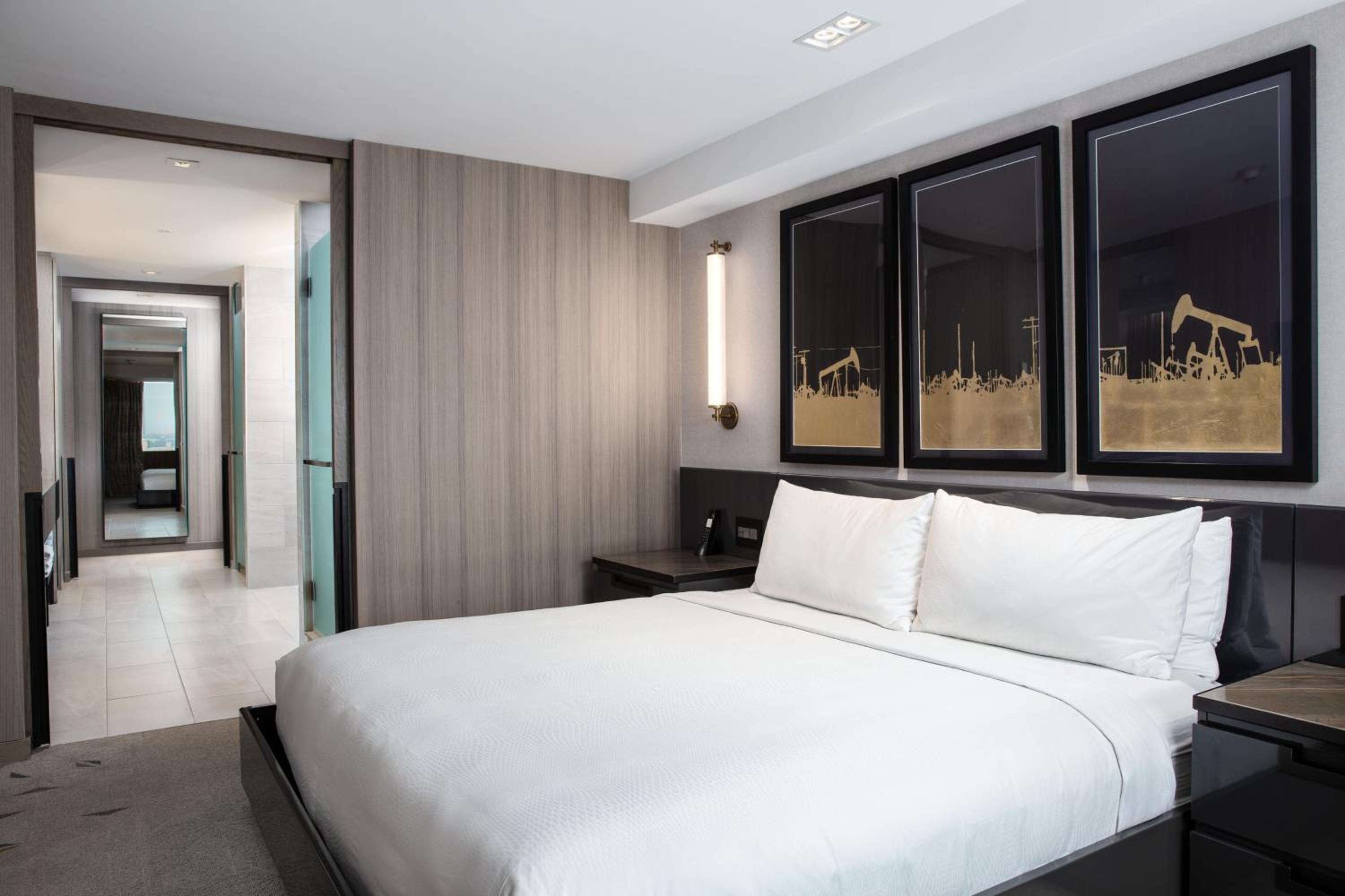 Suite, 1 King - Photo 2