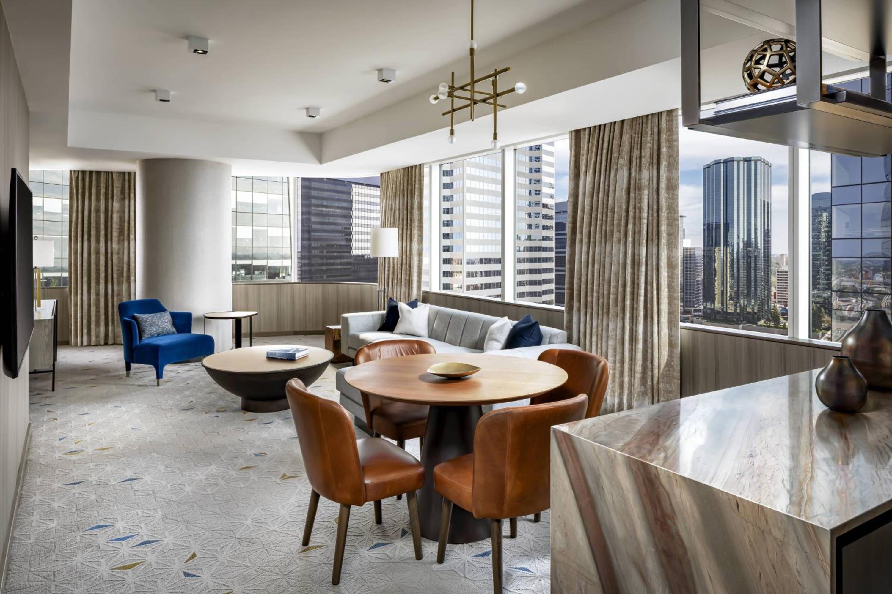 Suite, 1 King - Photo 3