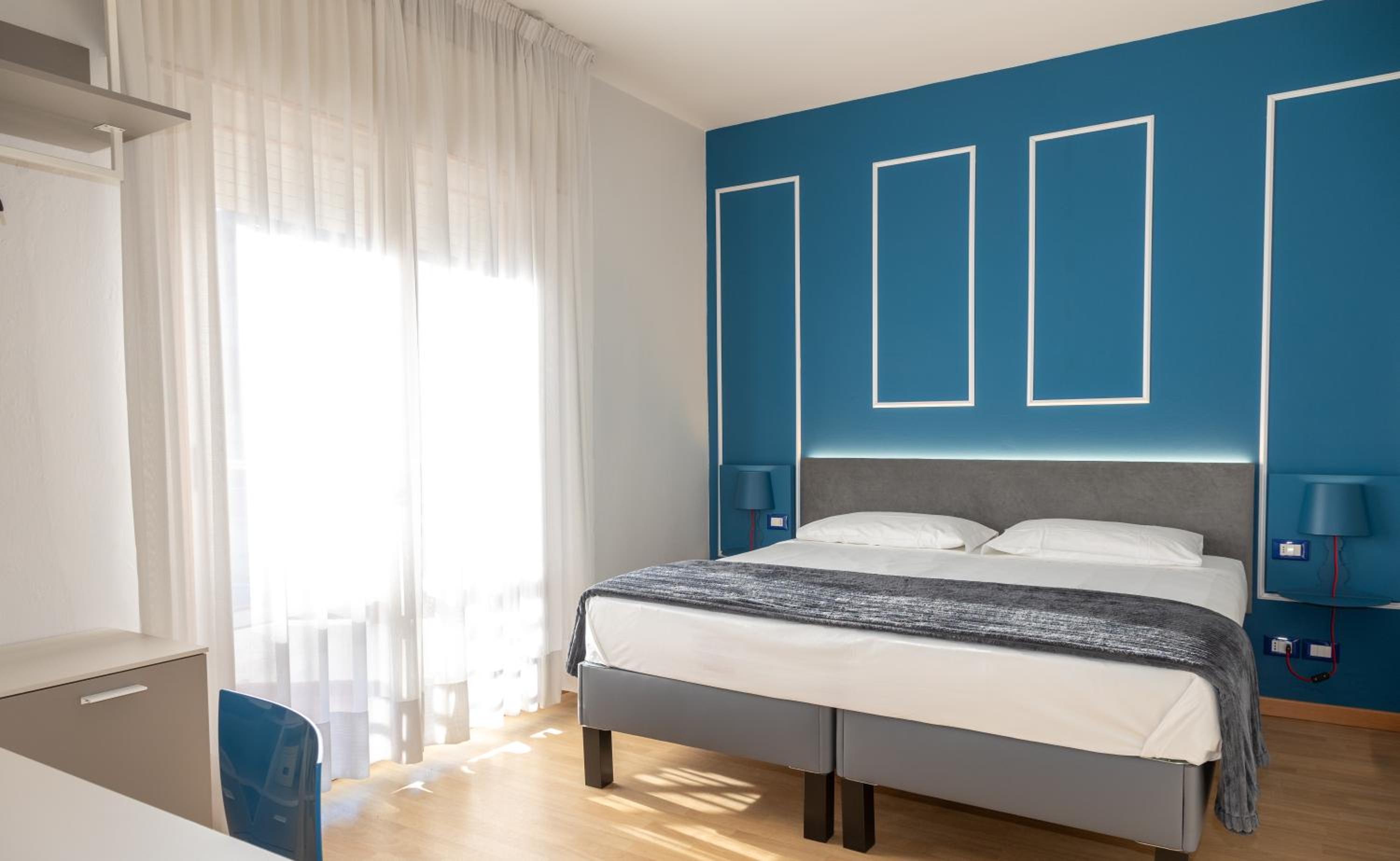 Double Room with Balcony with Partial Seaview - Photo 1