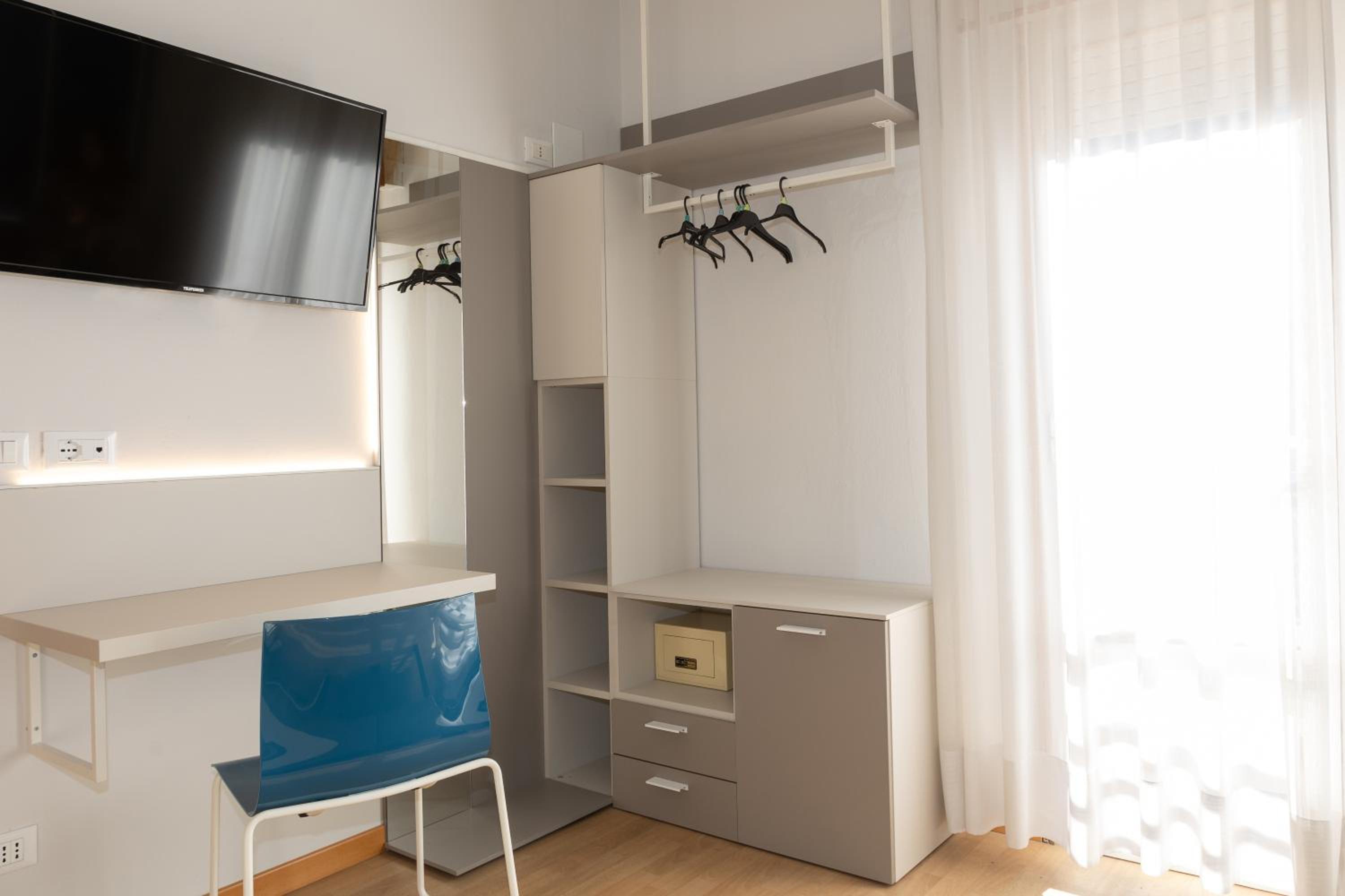Double Room with Balcony with Partial Seaview - Photo 3