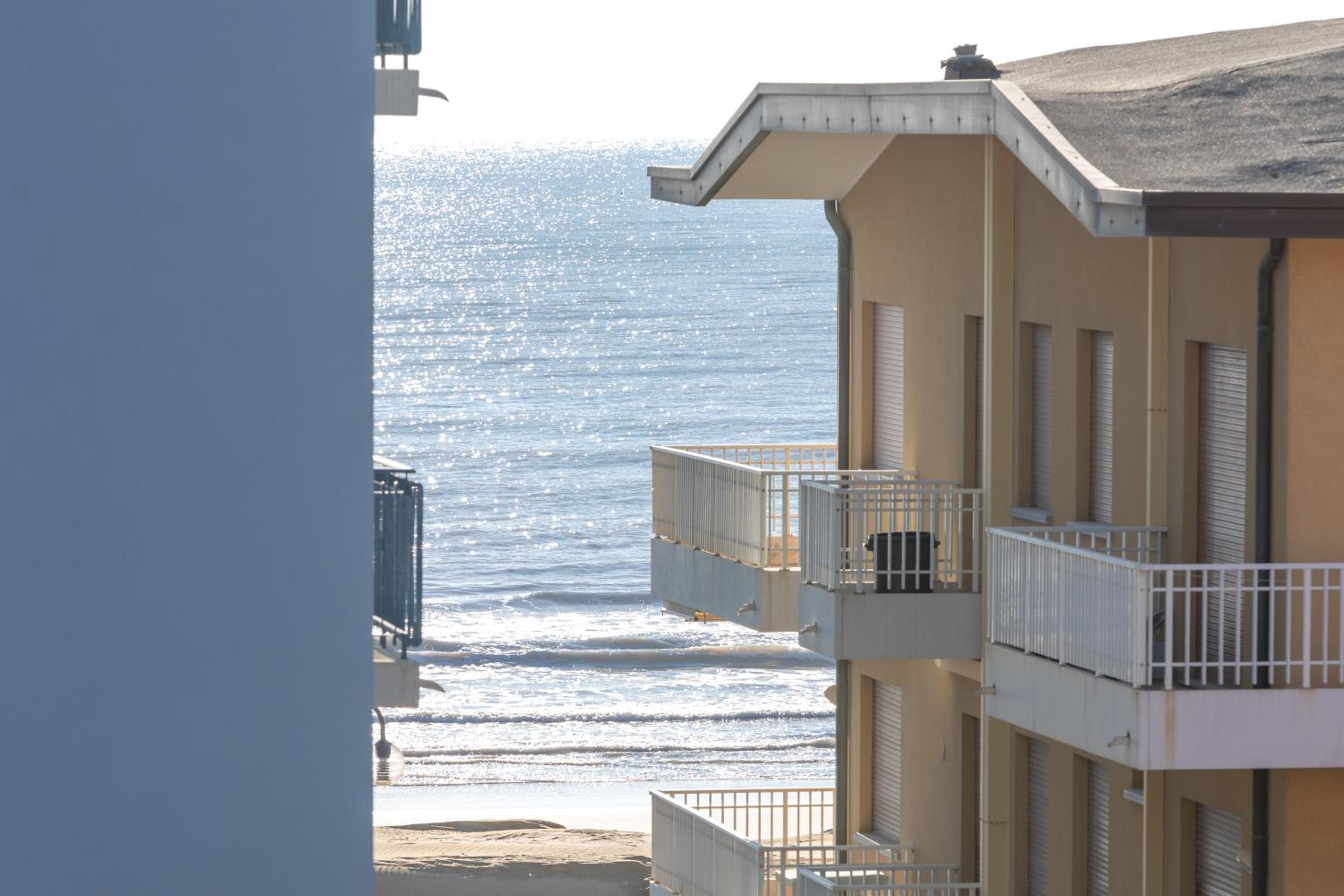 Double Room with Balcony with Partial Seaview - Photo 2