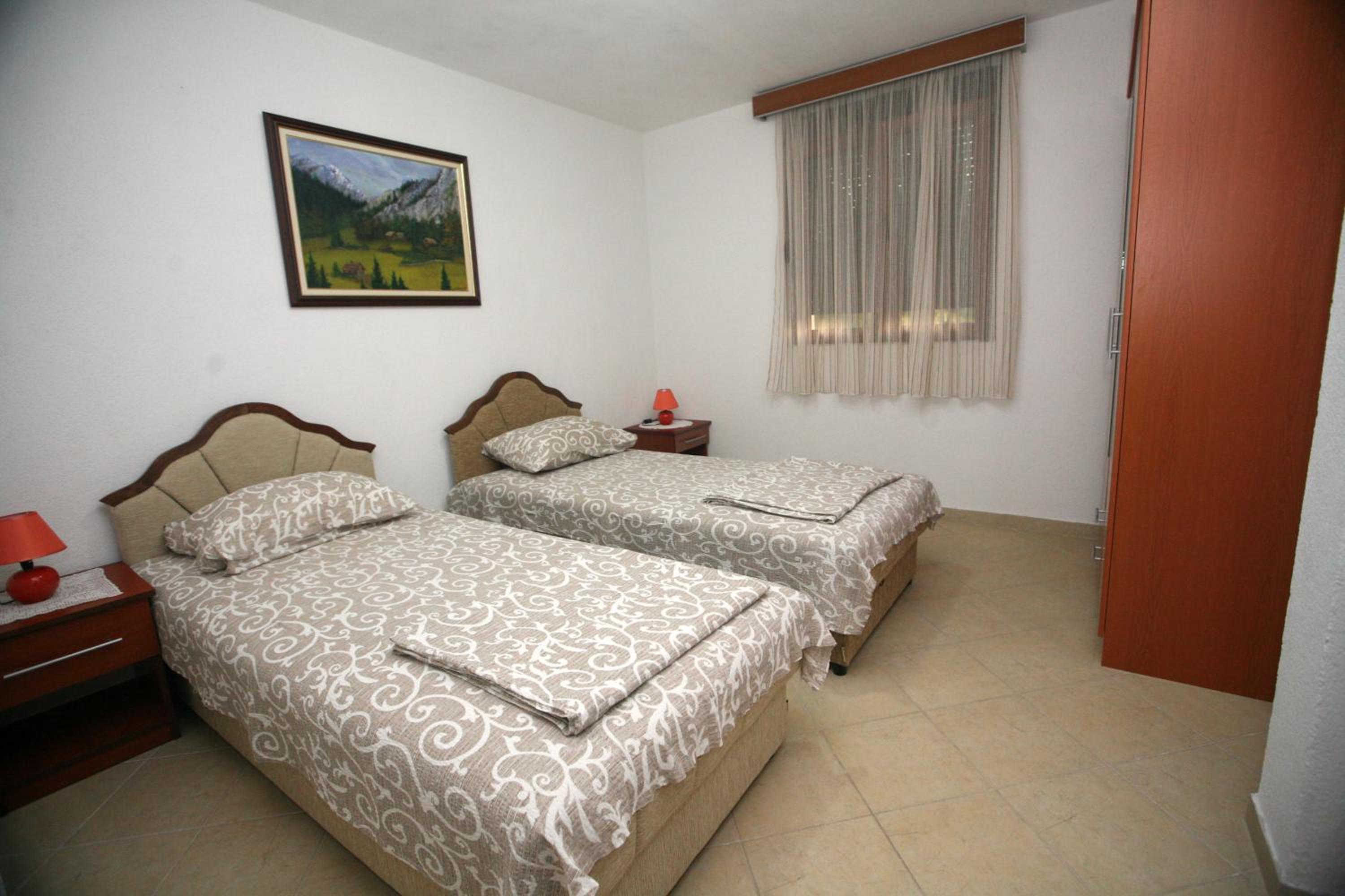 One-Bedroom Apartment with Mountain View - Photo 8