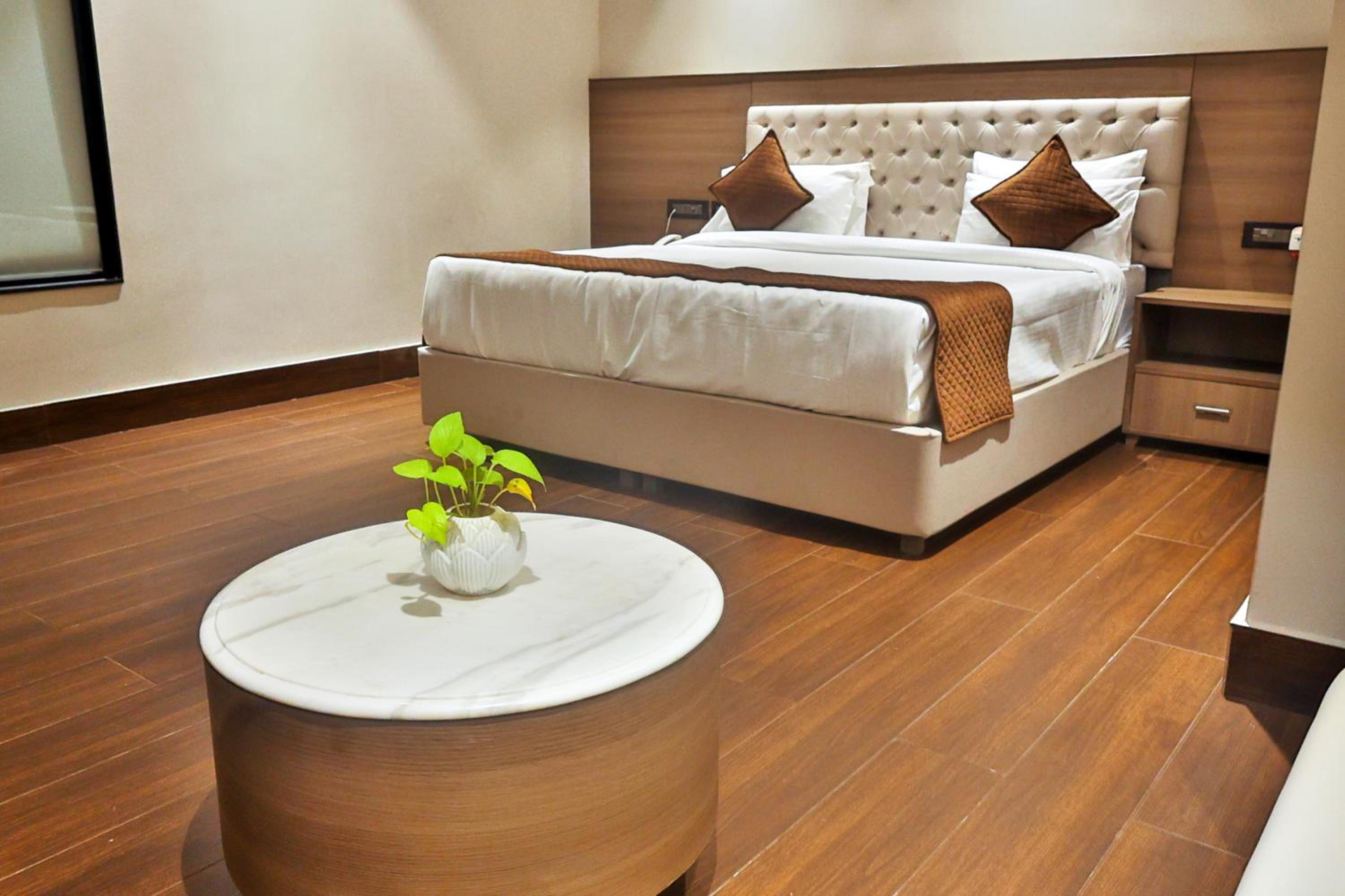 Executive Suite - Photo 15