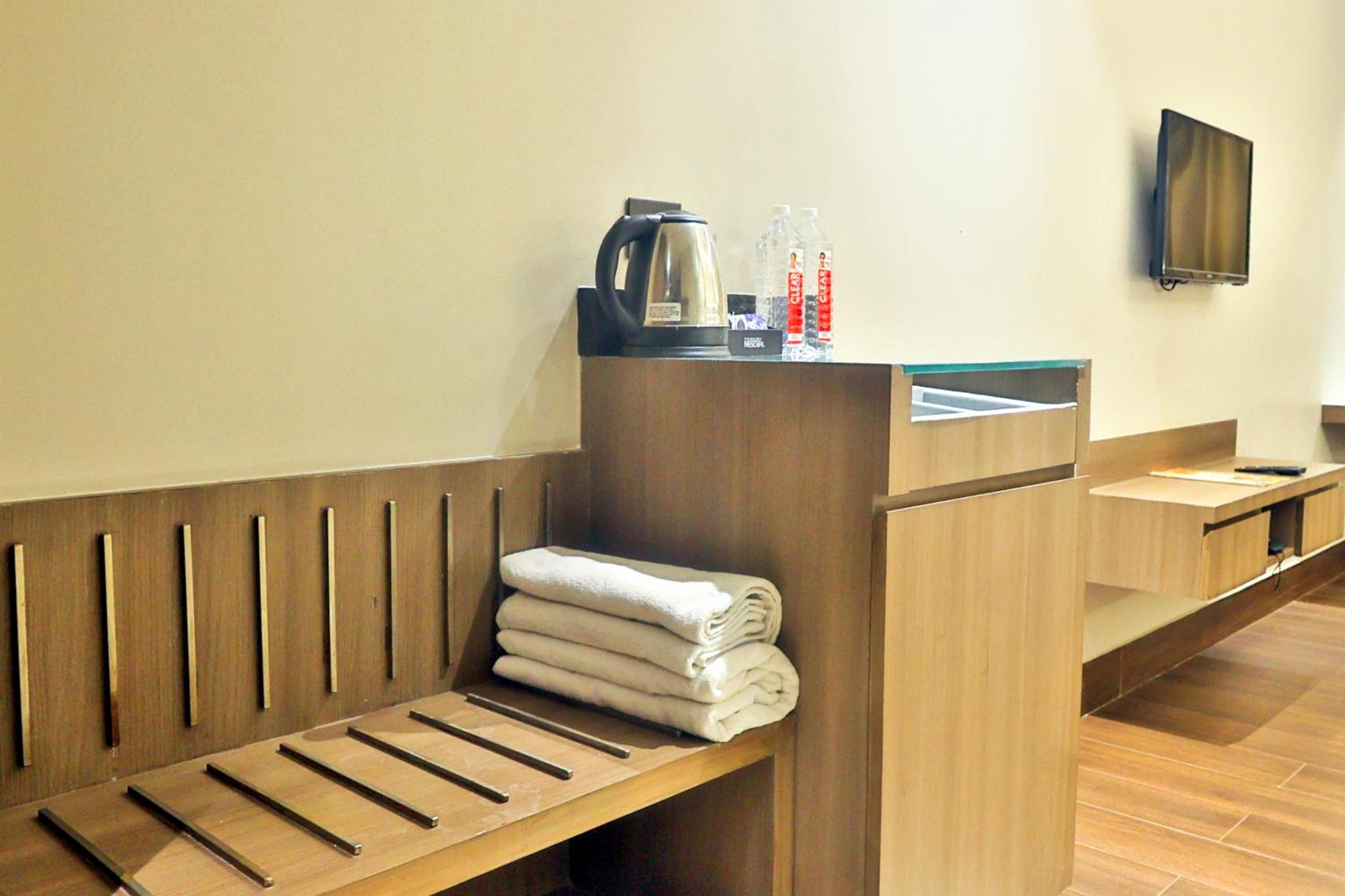 Executive Suite - Photo 11