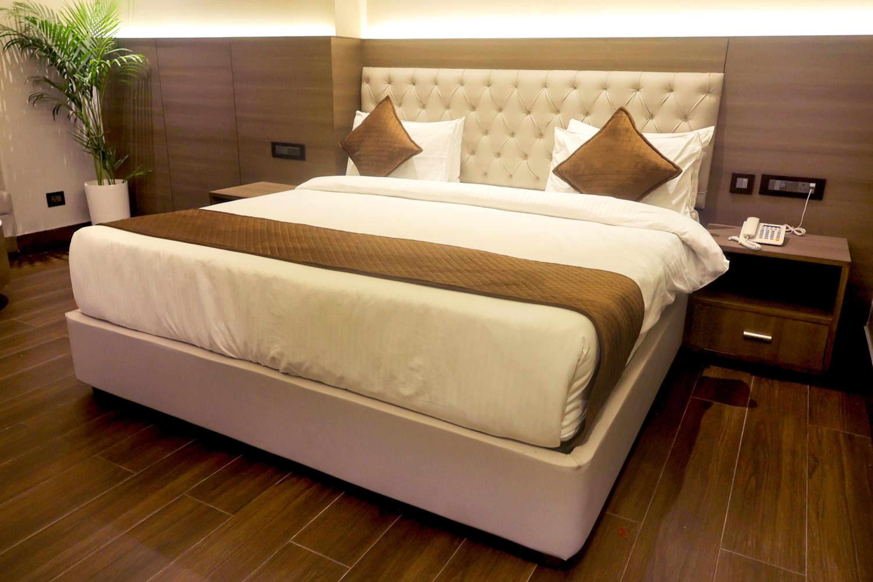 Executive Suite - Photo 26