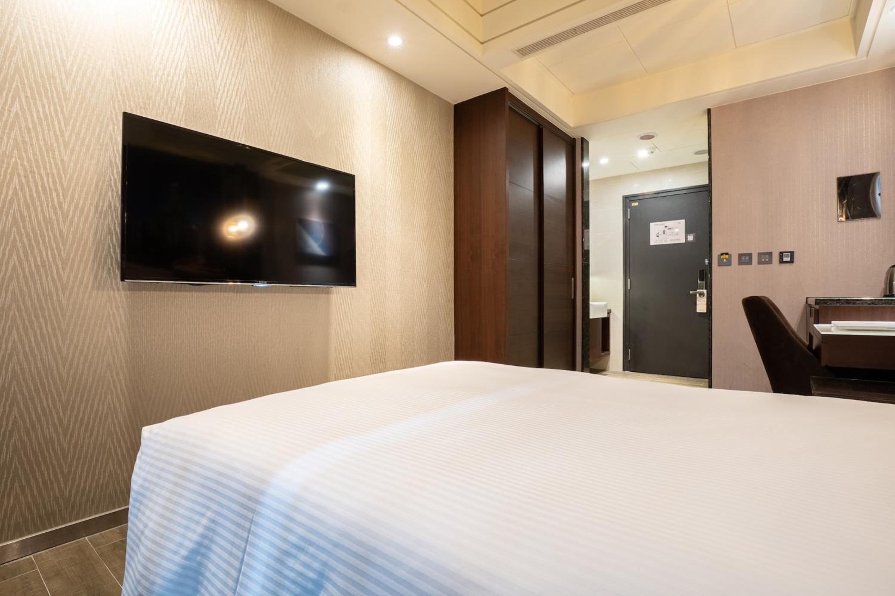 Double Or Twin Room (Check-In After 20:00) photo 3