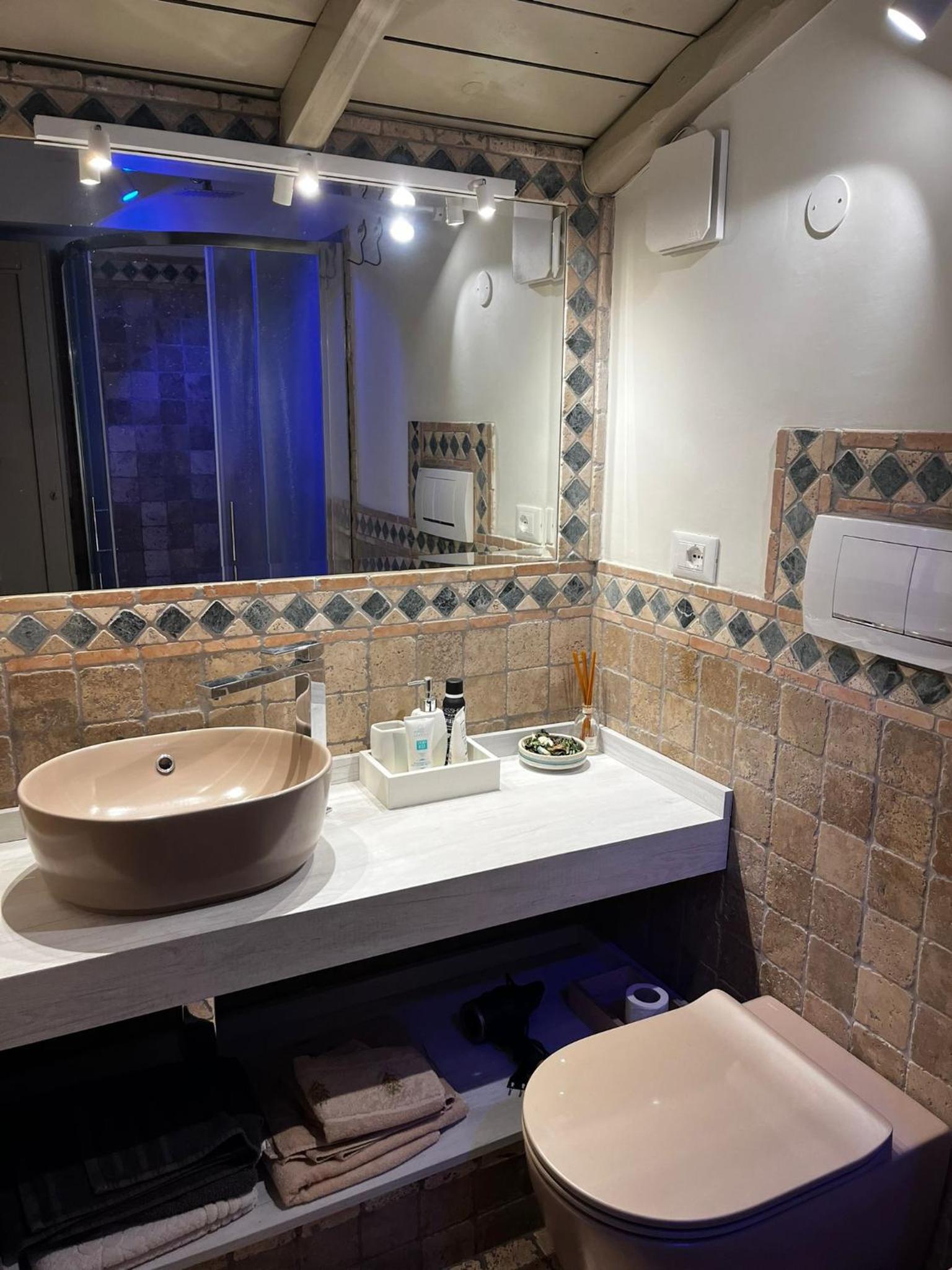 Deluxe Queen Suite - Photo 14