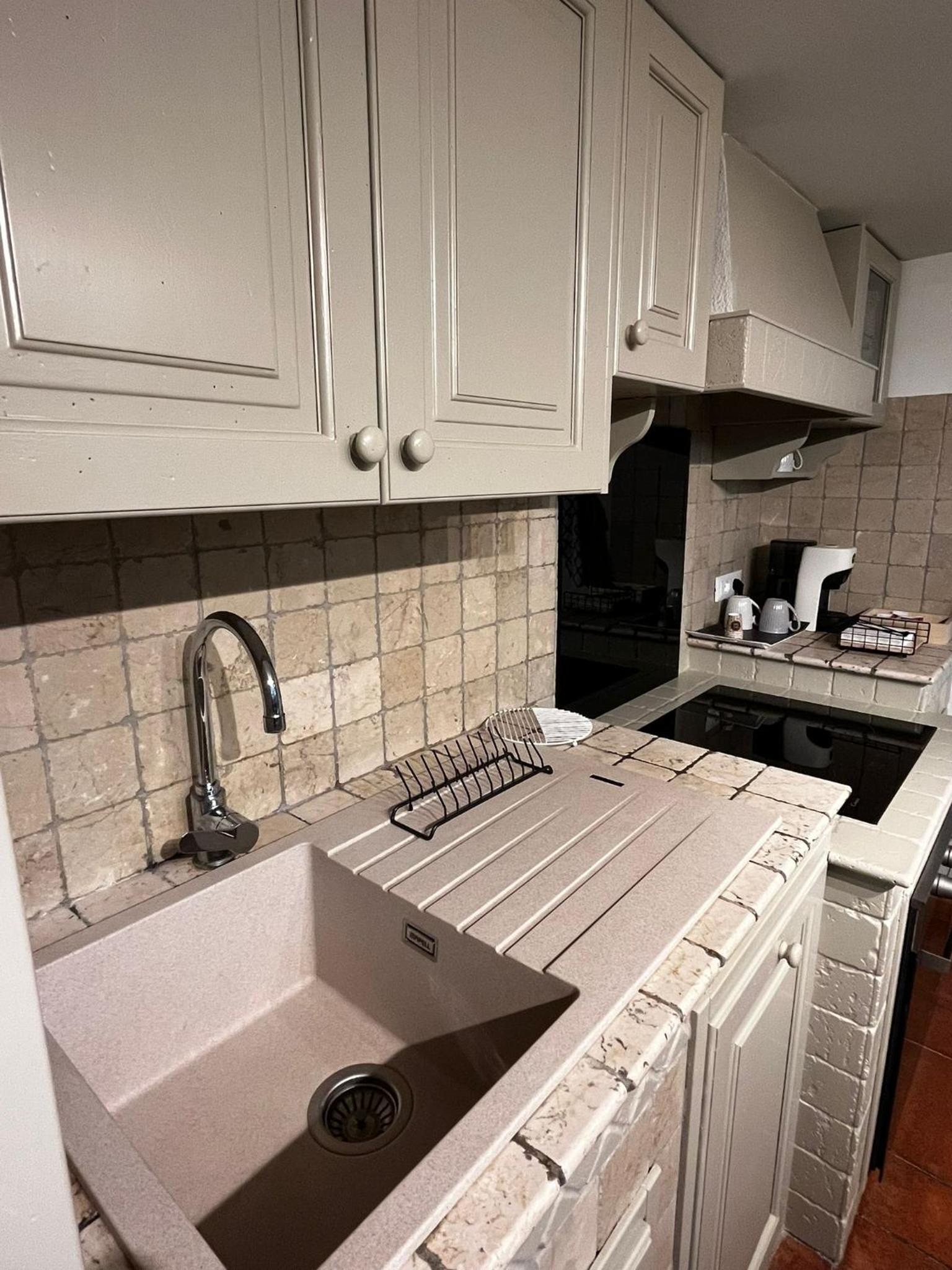 Deluxe Queen Suite - Photo 11