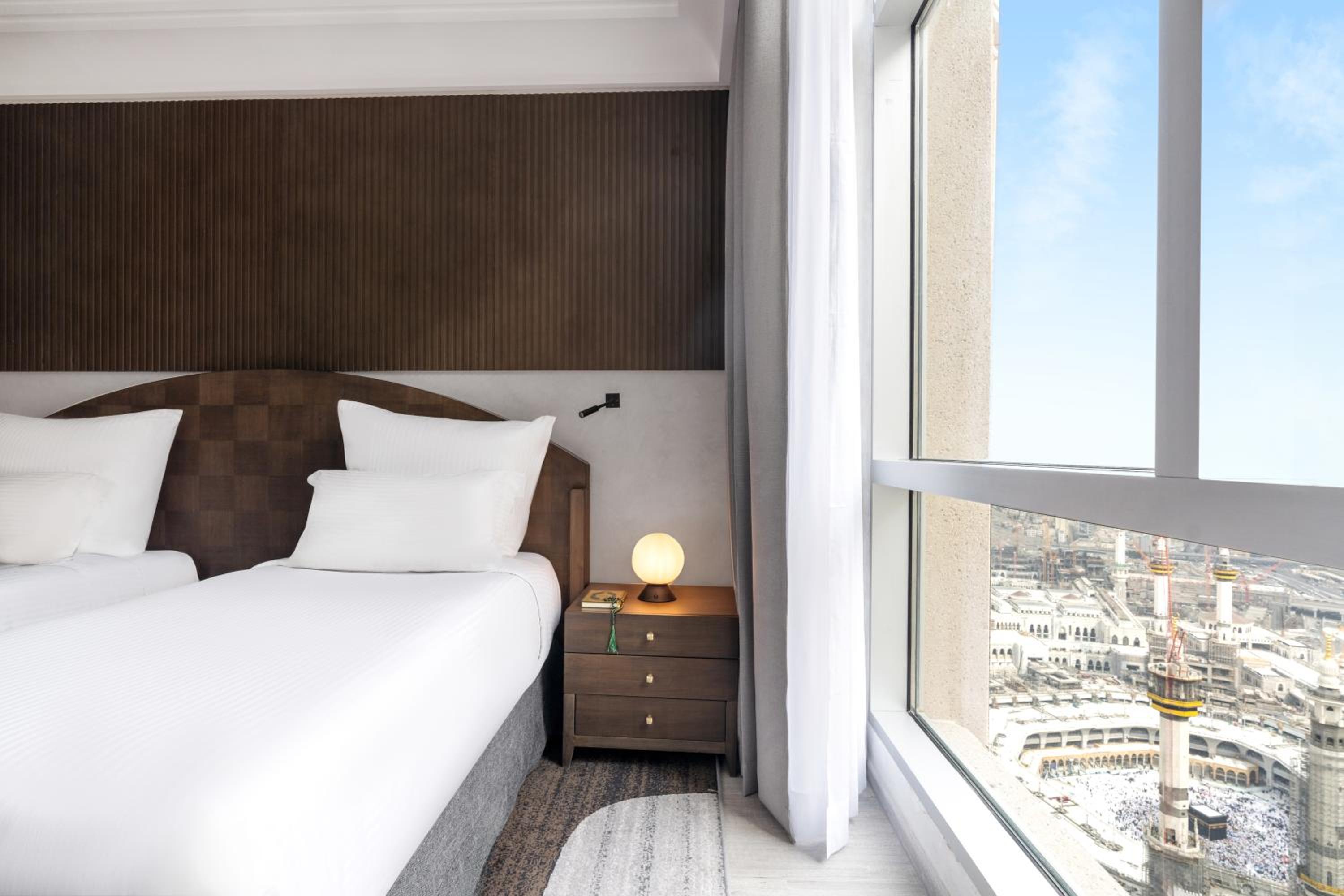 Deluxe Executive King Suite with Two Single Beds and Partial Kaaba View - Photo 6