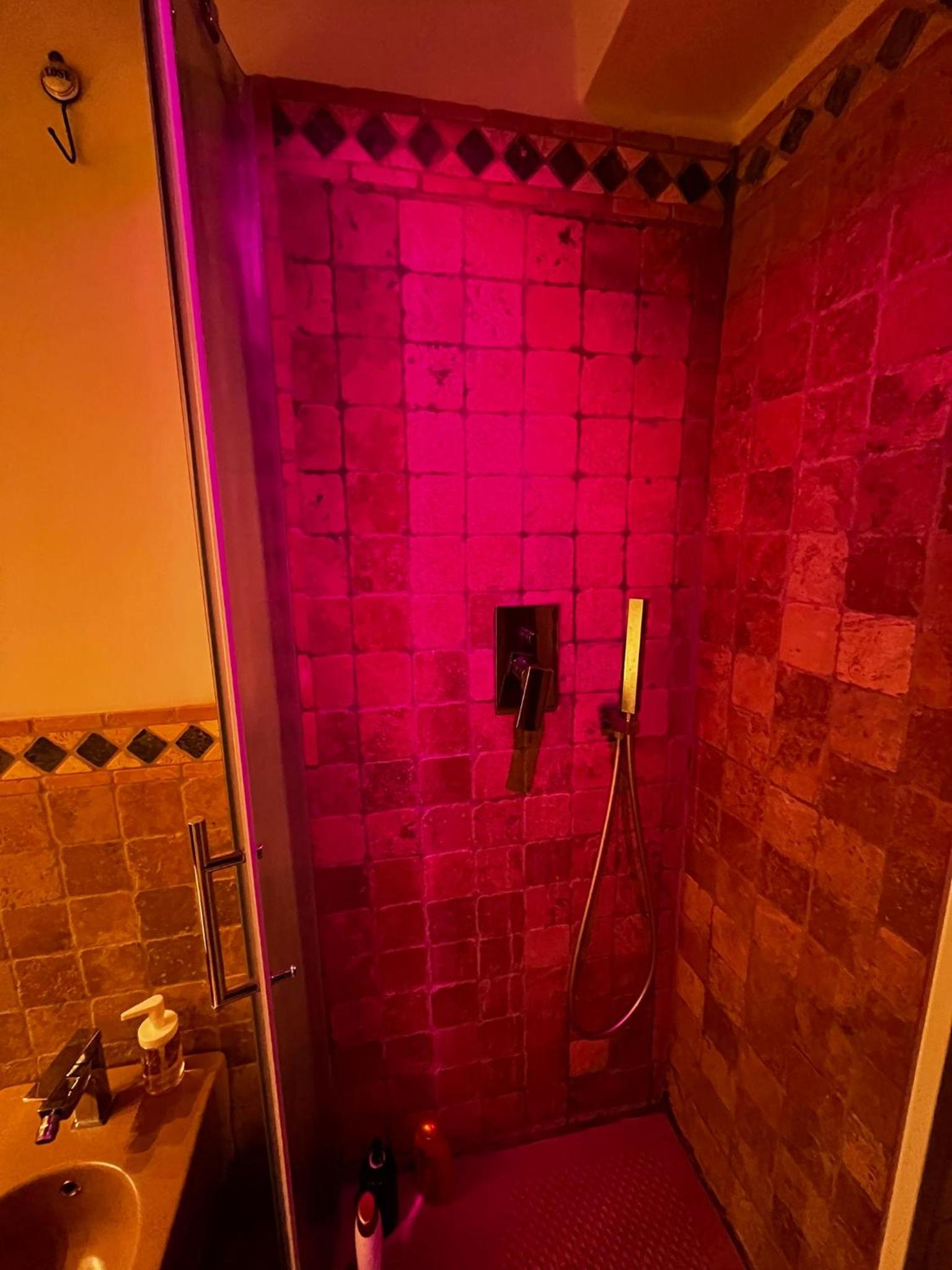 Deluxe Queen Suite - Photo 13