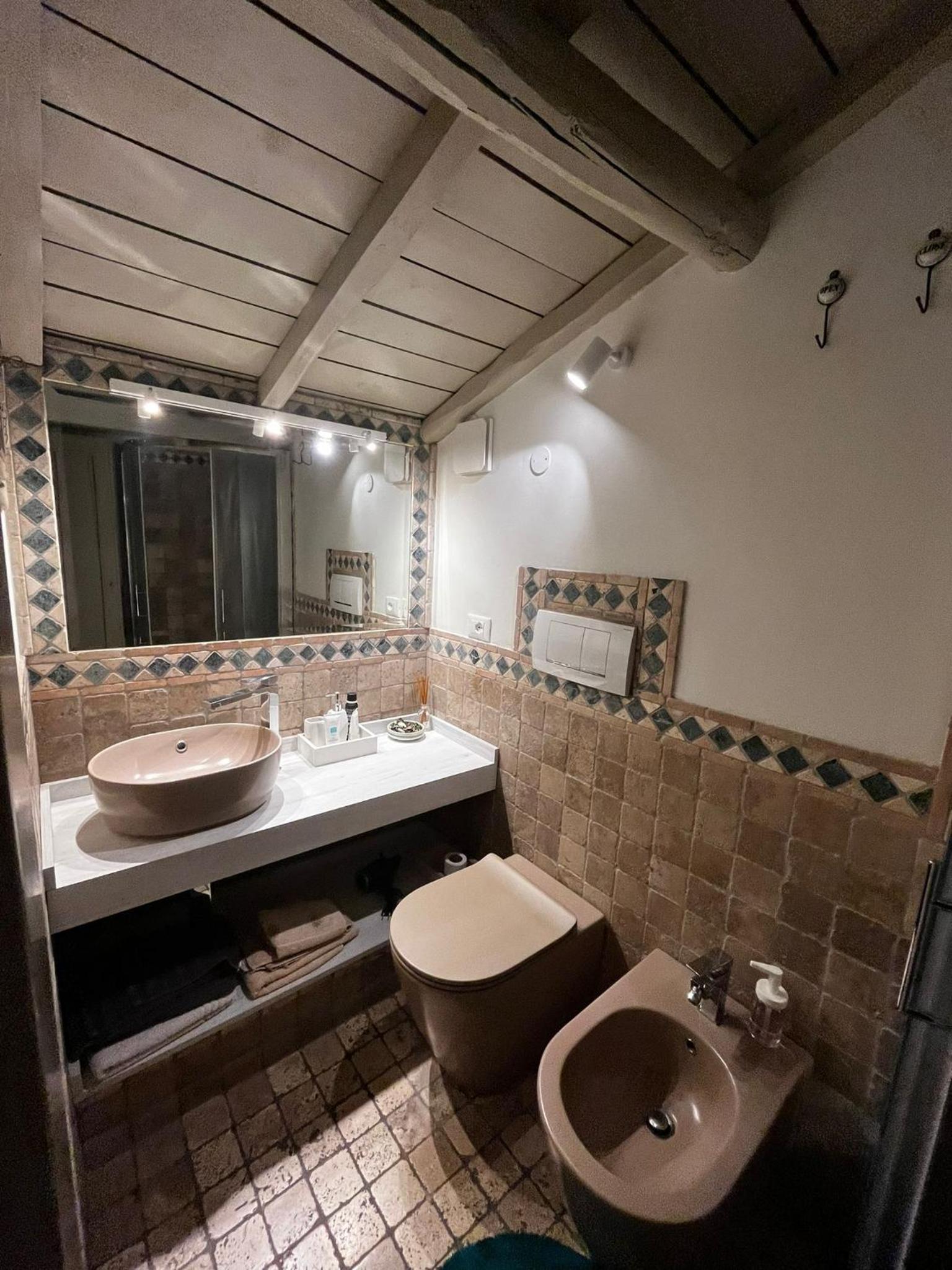 Deluxe Queen Suite - Photo 16