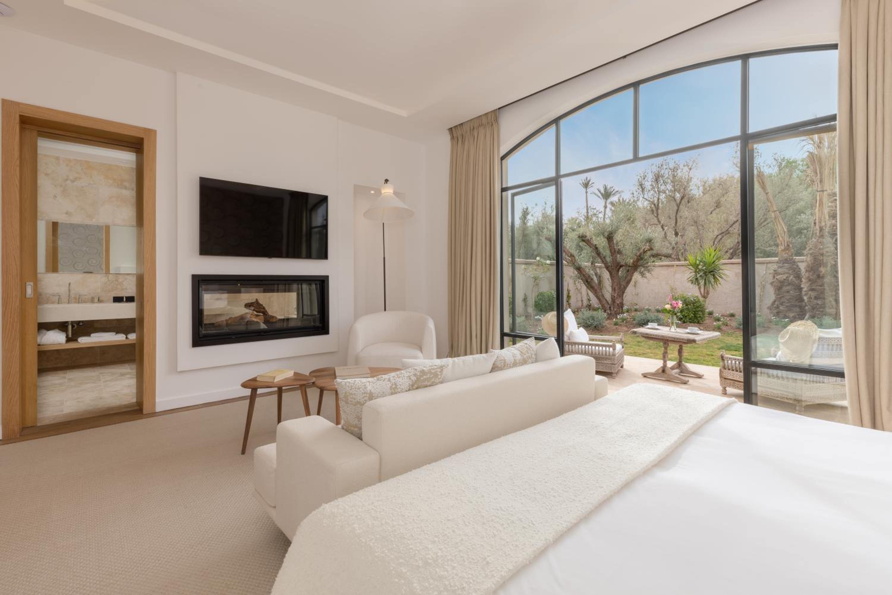 Deluxe Queen Suite - Photo 5