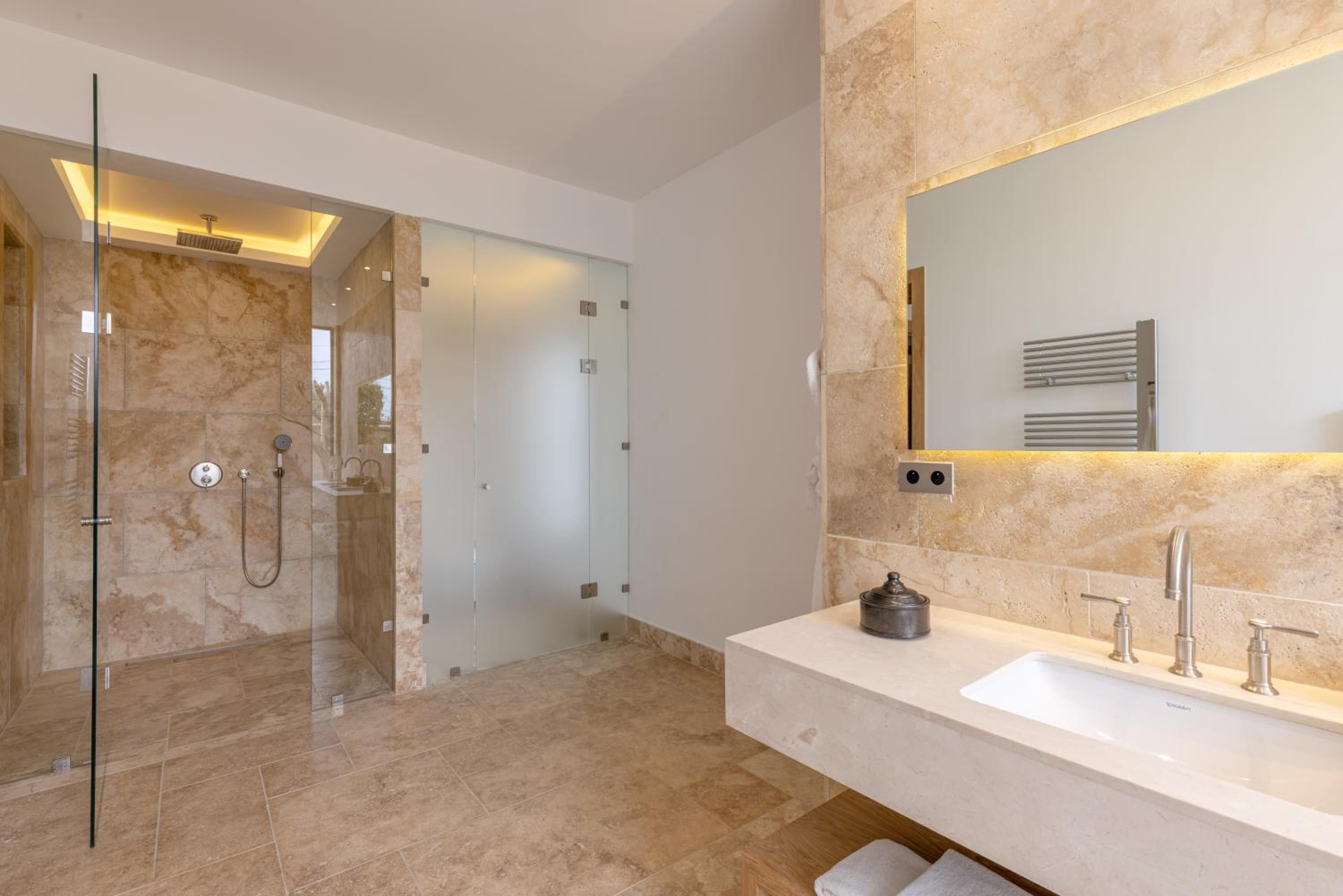 Deluxe Queen Suite - Photo 17