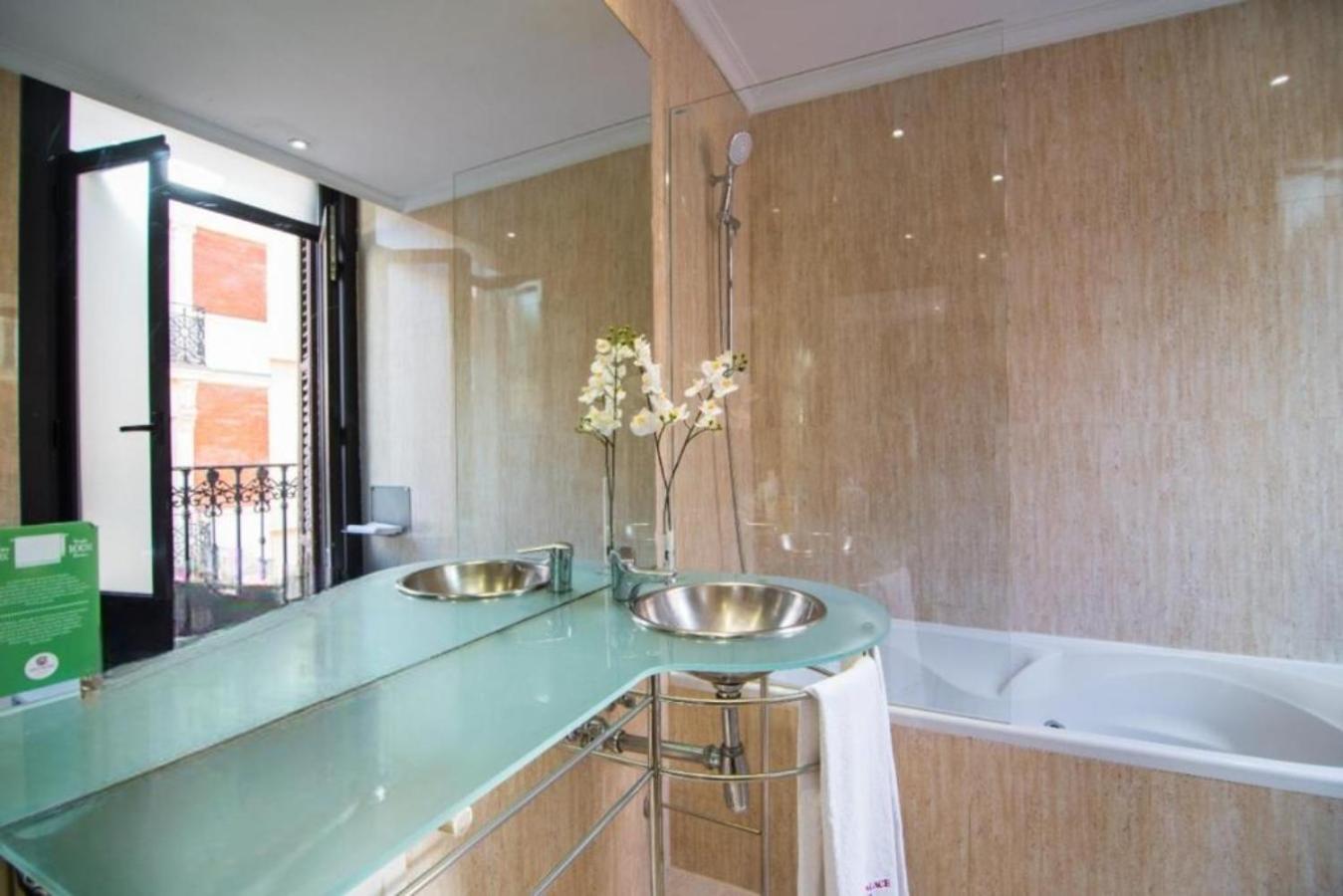 Deluxe King Room with City View - Photo 3