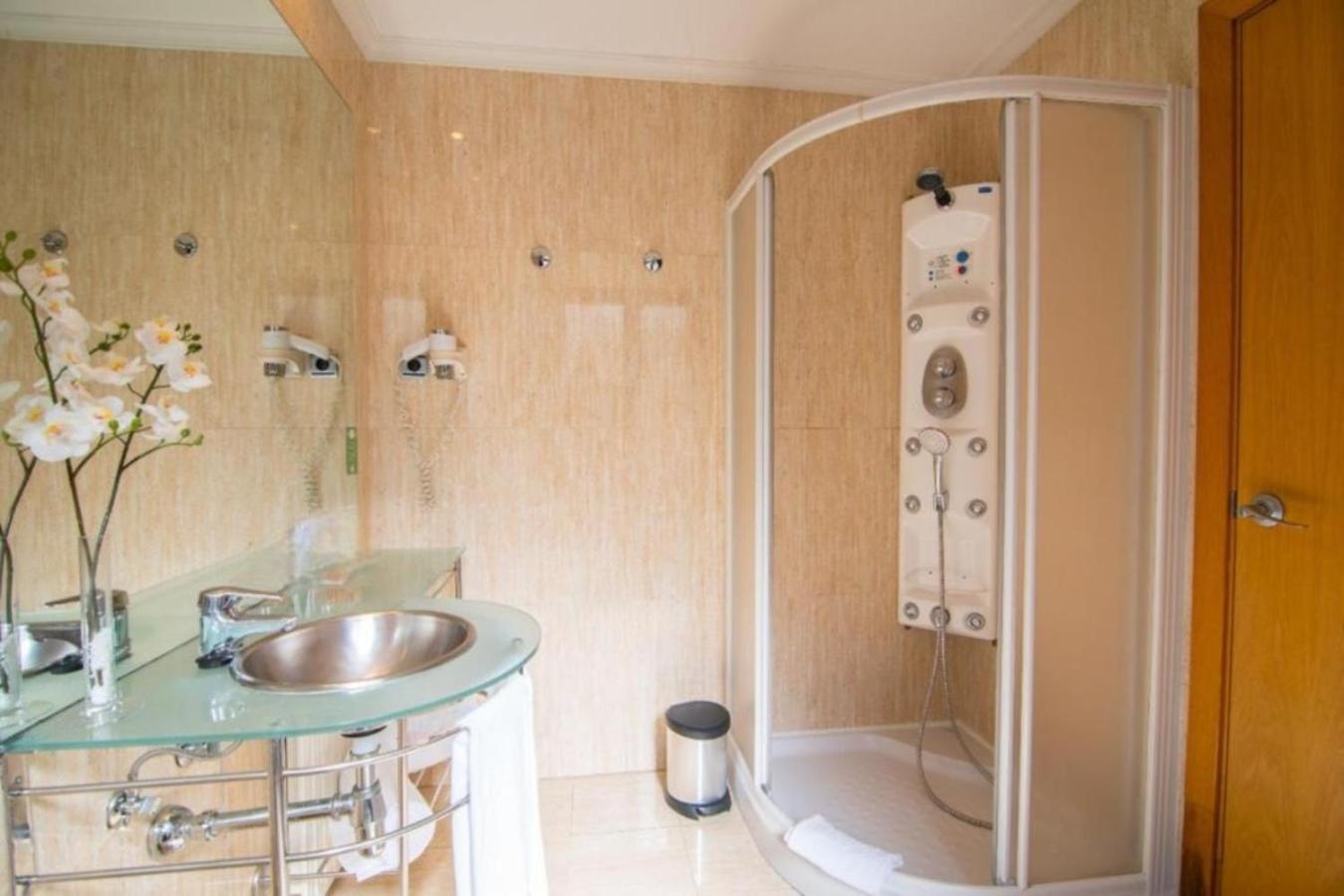 Double or Twin Room - Photo 4