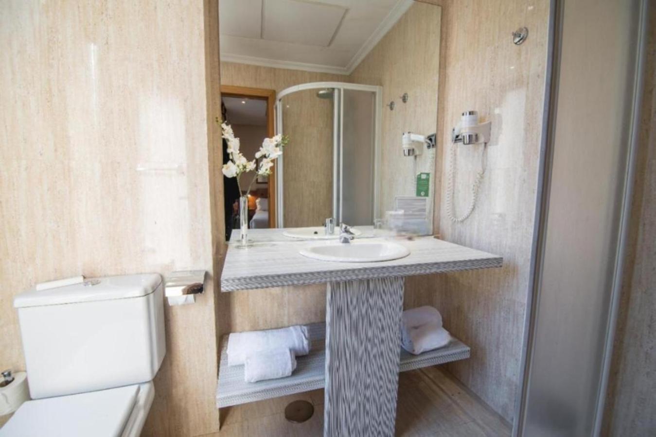 Quadruple Room (4 Adults) - Photo 4