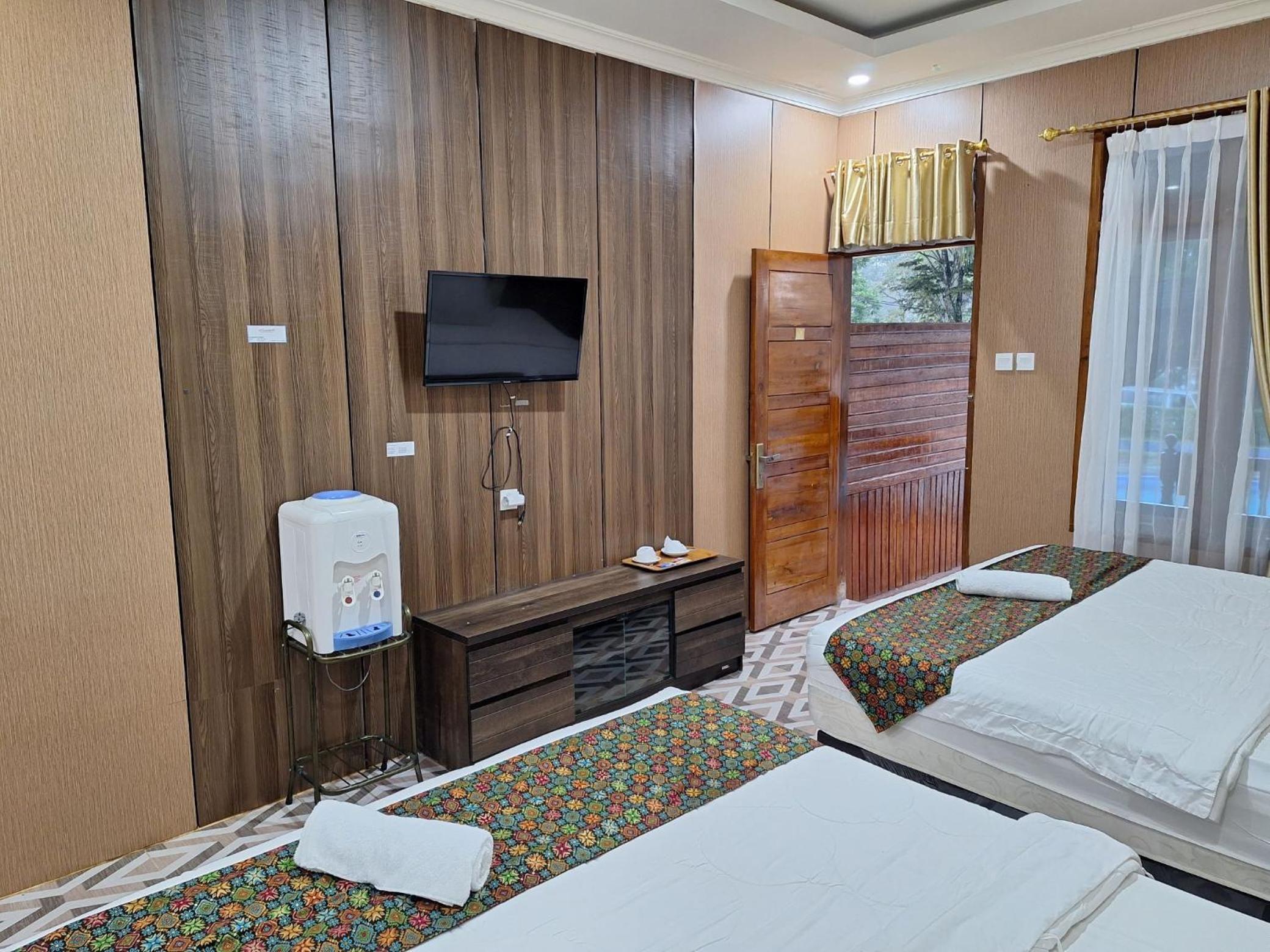 King Room with Two King Beds photo 3