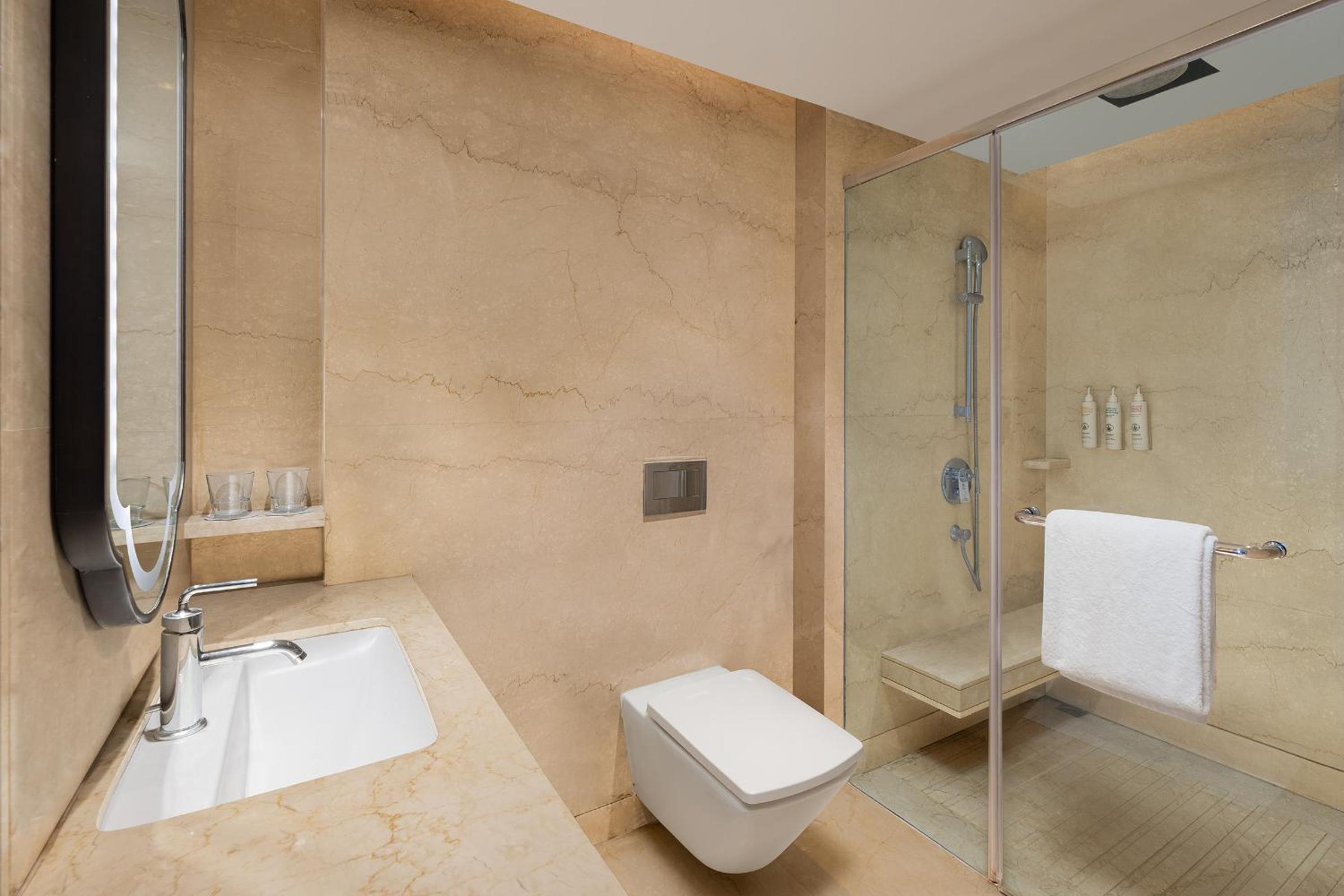 Deluxe Twin, Guest Room, 2 Twin/Single Beds - INR 1000 F&B Credit, 1+1 on Selected Beverages (Happy Hours 17:00 -19:00 Hrs) photo 3