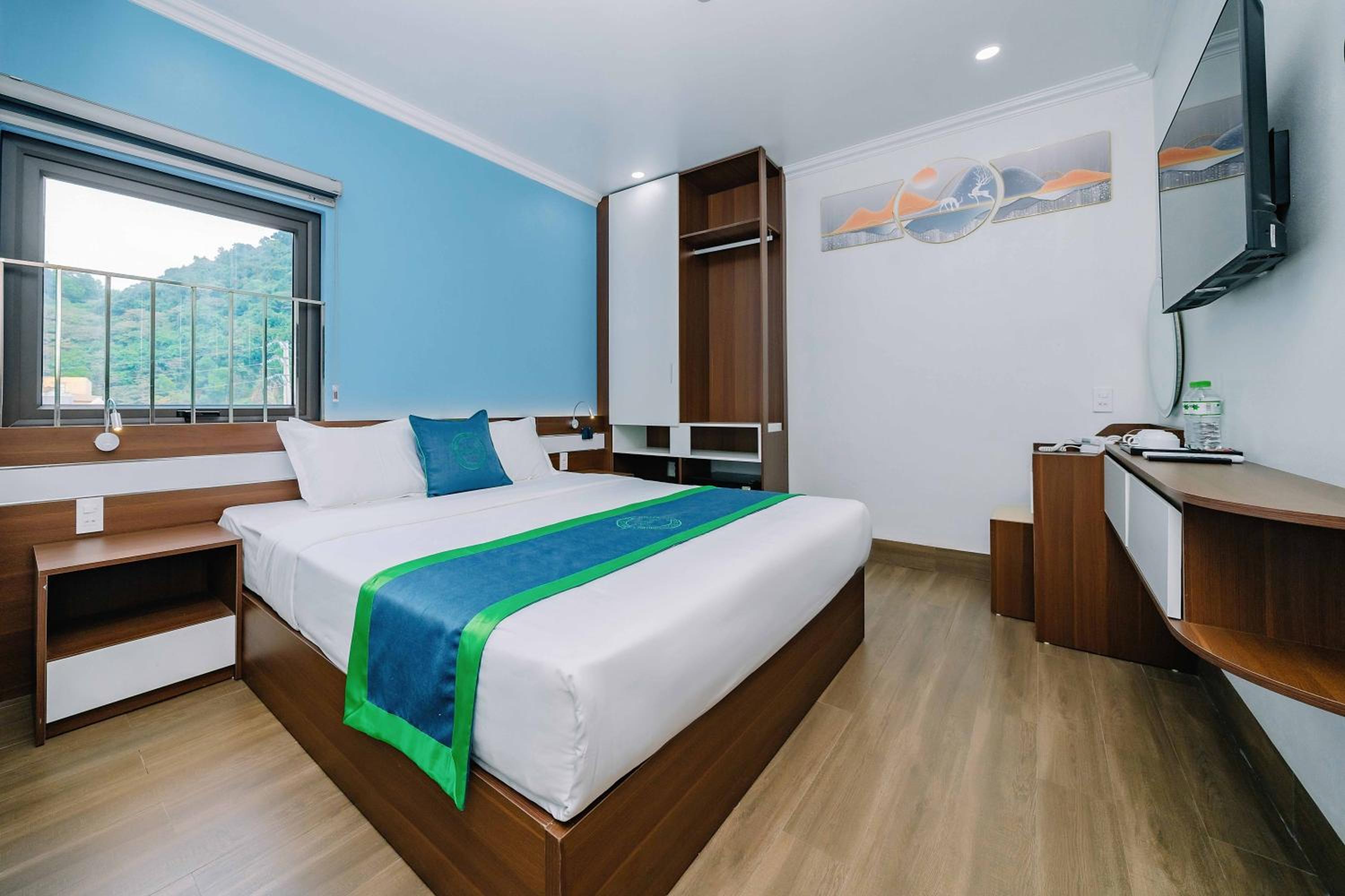 Deluxe Room (2 Adults + 1 Child) - Photo 1