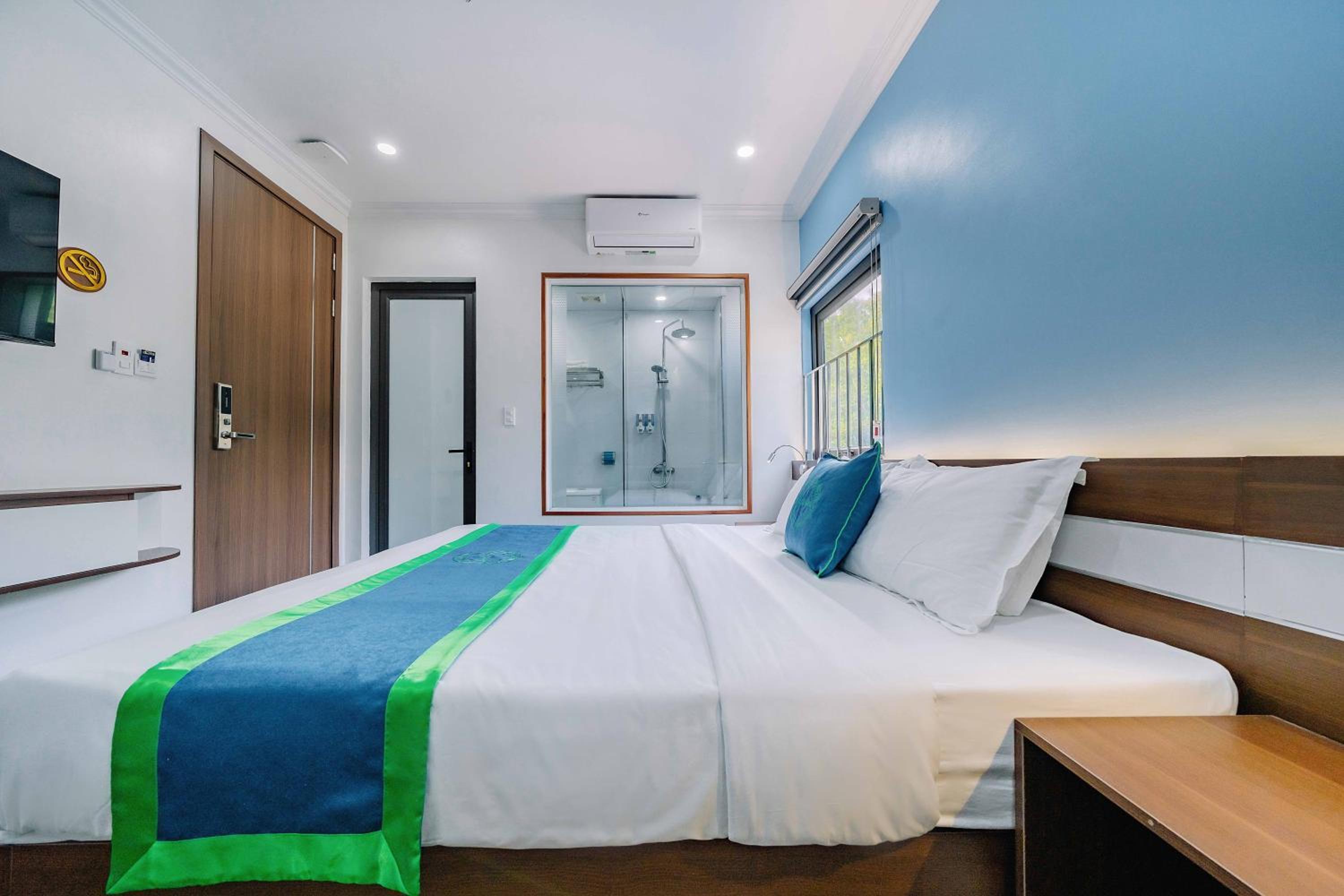 Deluxe Room (2 Adults + 1 Child) - Photo 5