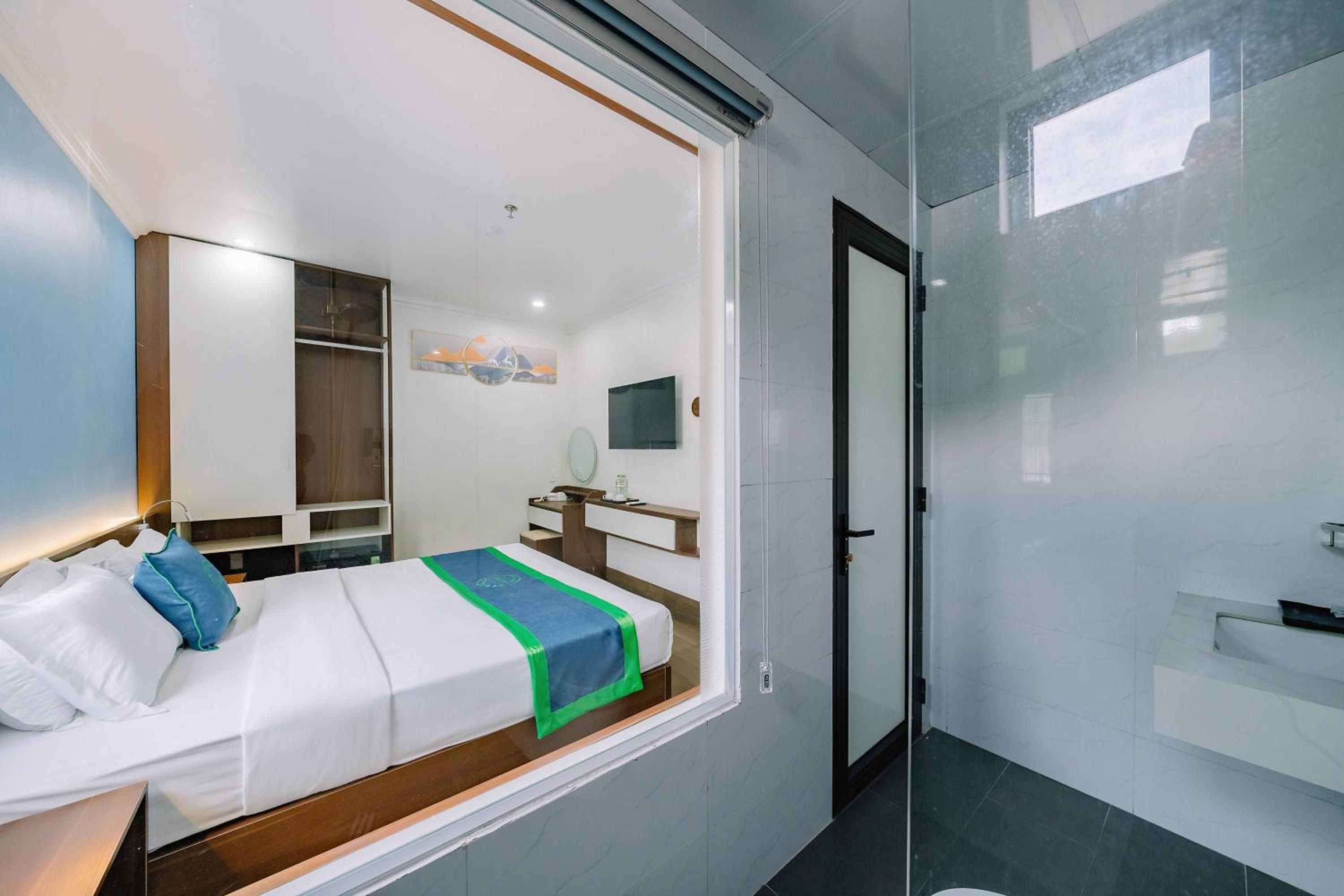 Deluxe Room (2 Adults + 1 Child) - Photo 10
