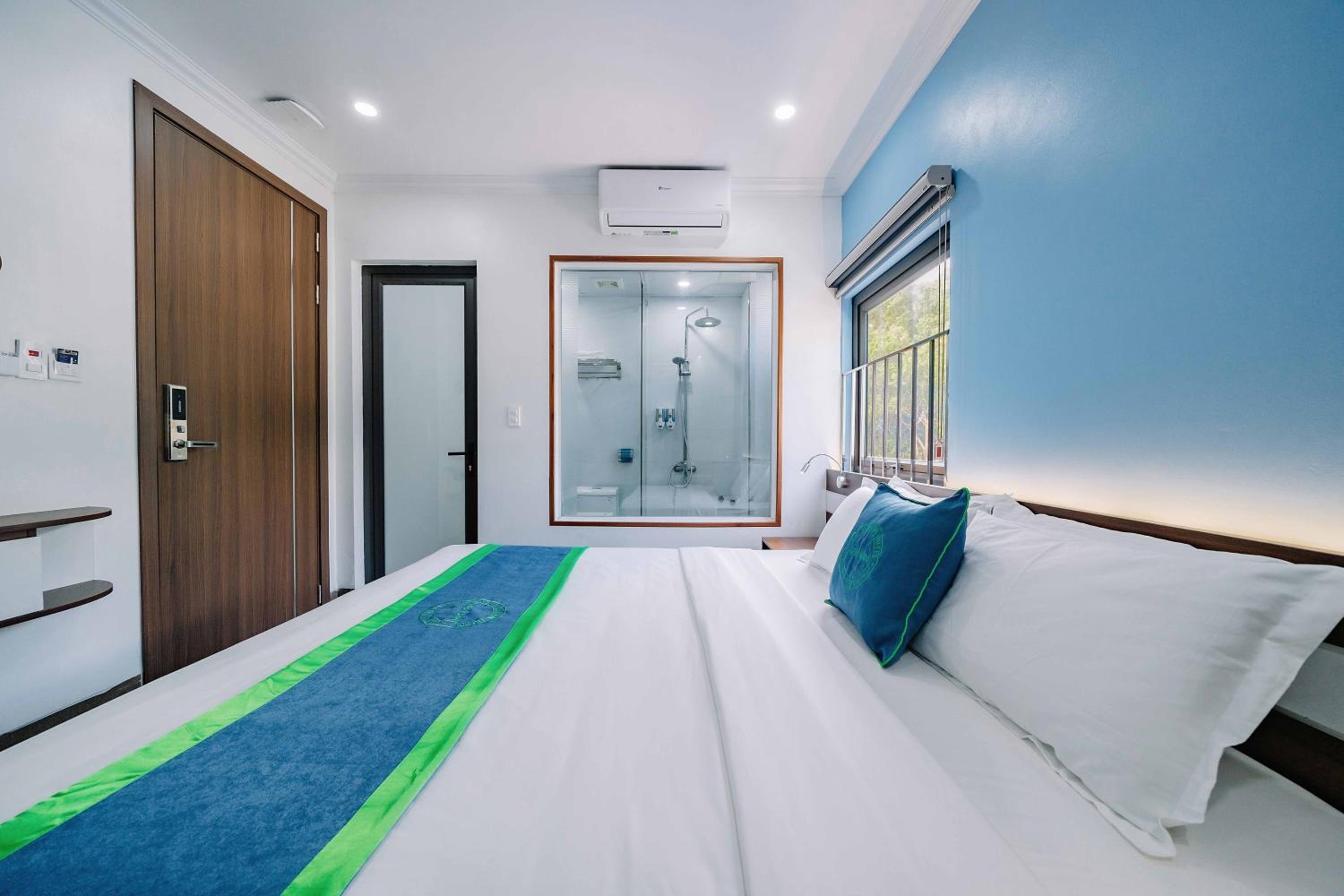 Deluxe Room (2 Adults + 1 Child) - Photo 11