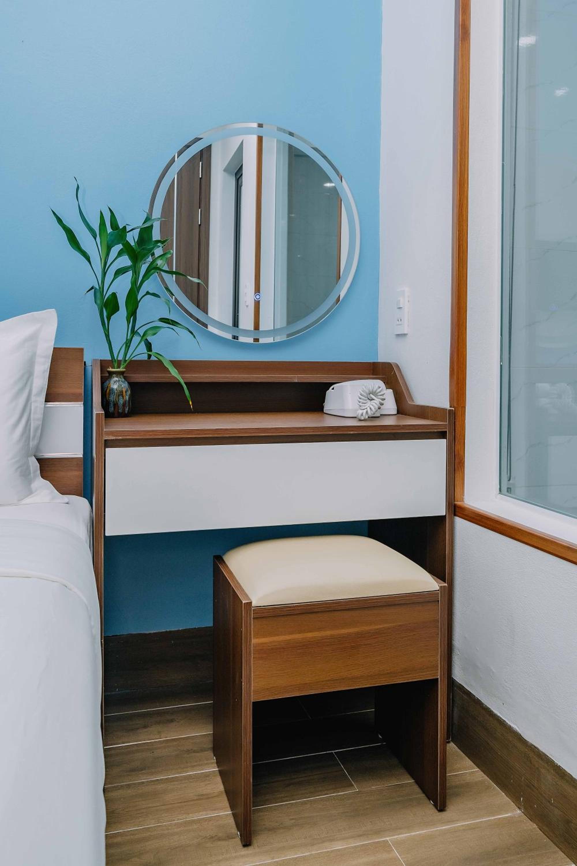 Deluxe Room (2 Adults + 1 Child) - Photo 9