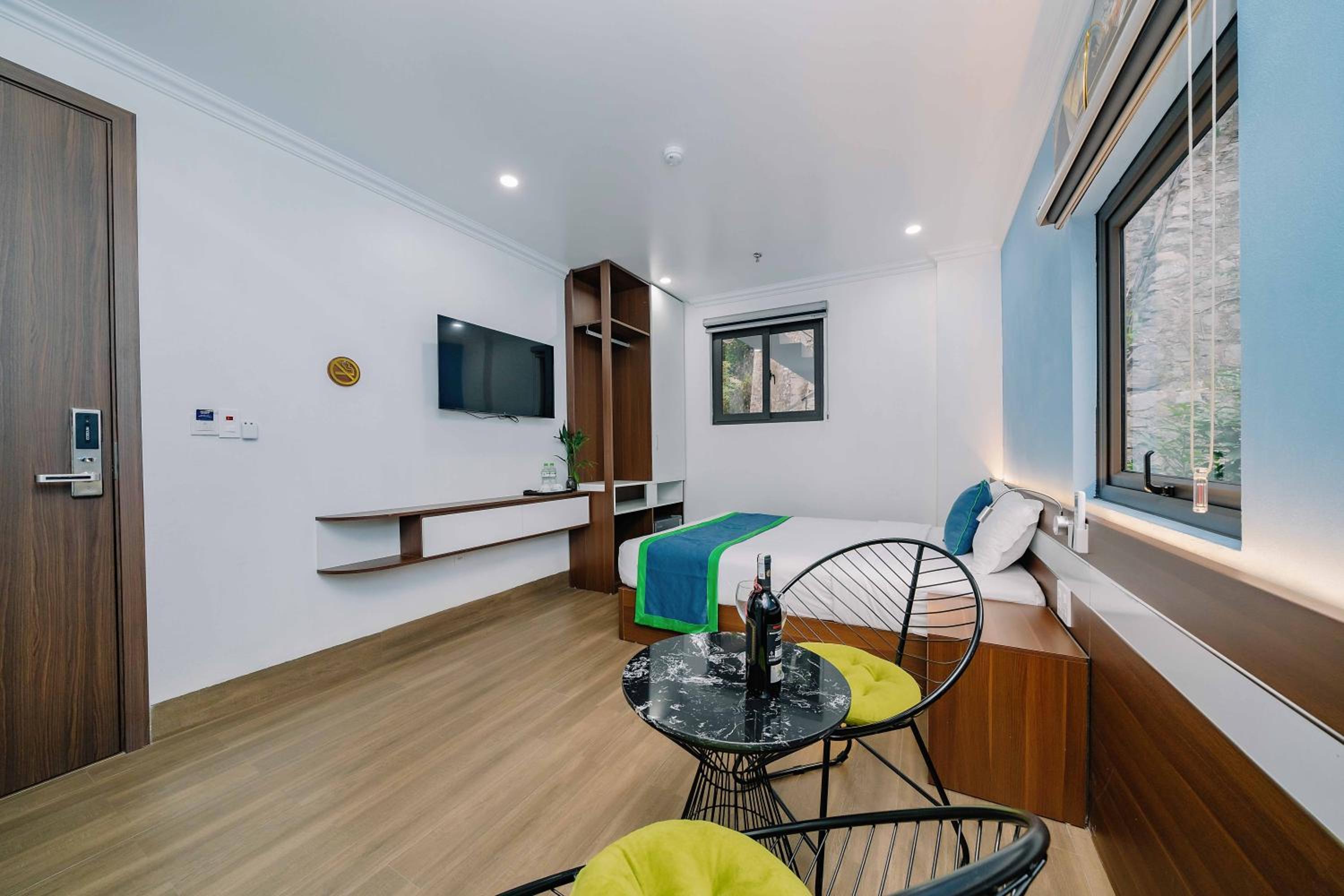 Deluxe Room (2 Adults + 1 Child) - Photo 2