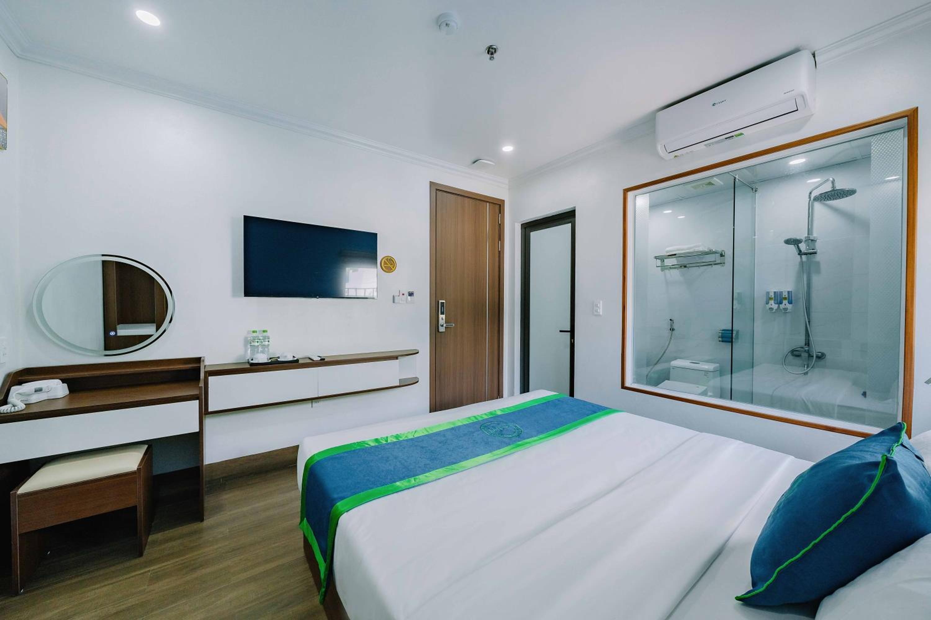 Deluxe Room (2 Adults + 1 Child) - Photo 3