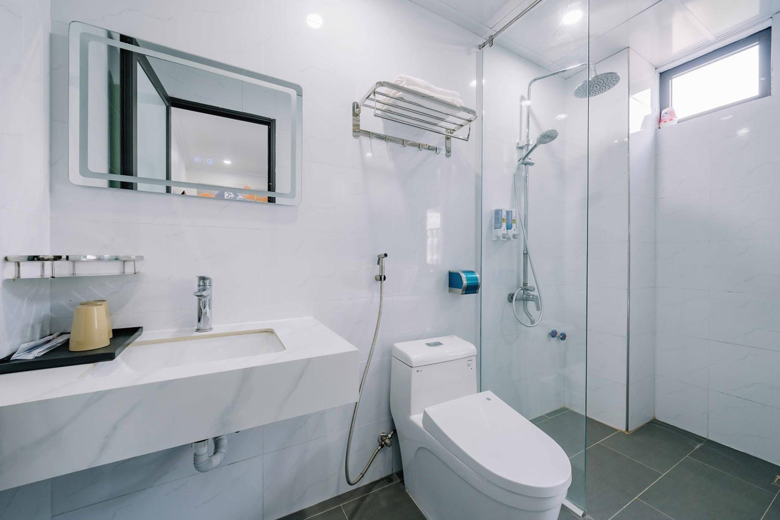 Deluxe Room (2 Adults + 1 Child) - Photo 4