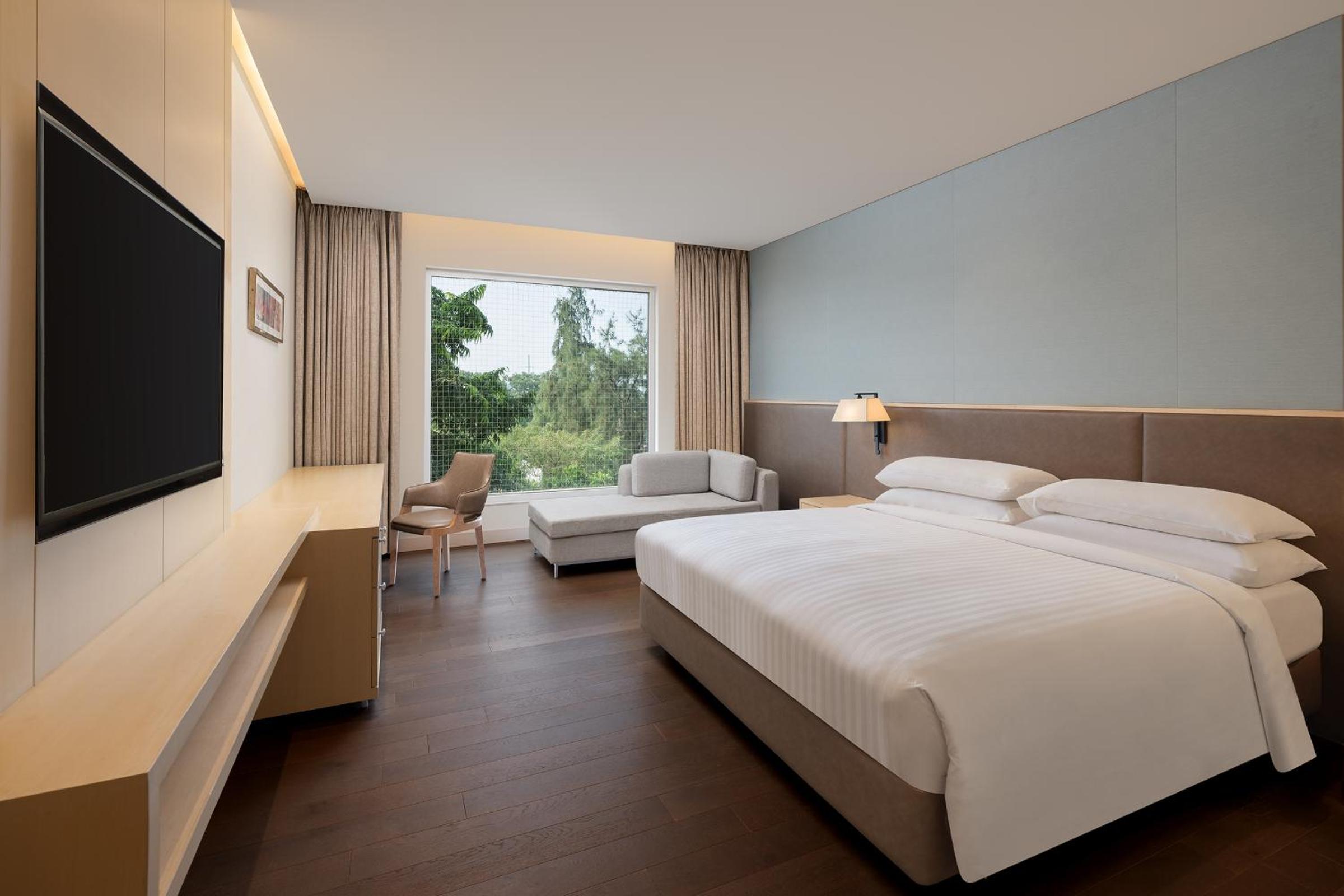 Standard King, Guest Room, 1 King Bed - INR 1000 F&B Credit, 1+1 on Selected Beverages (Happy Hours 17:00 -19:00 Hrs)
