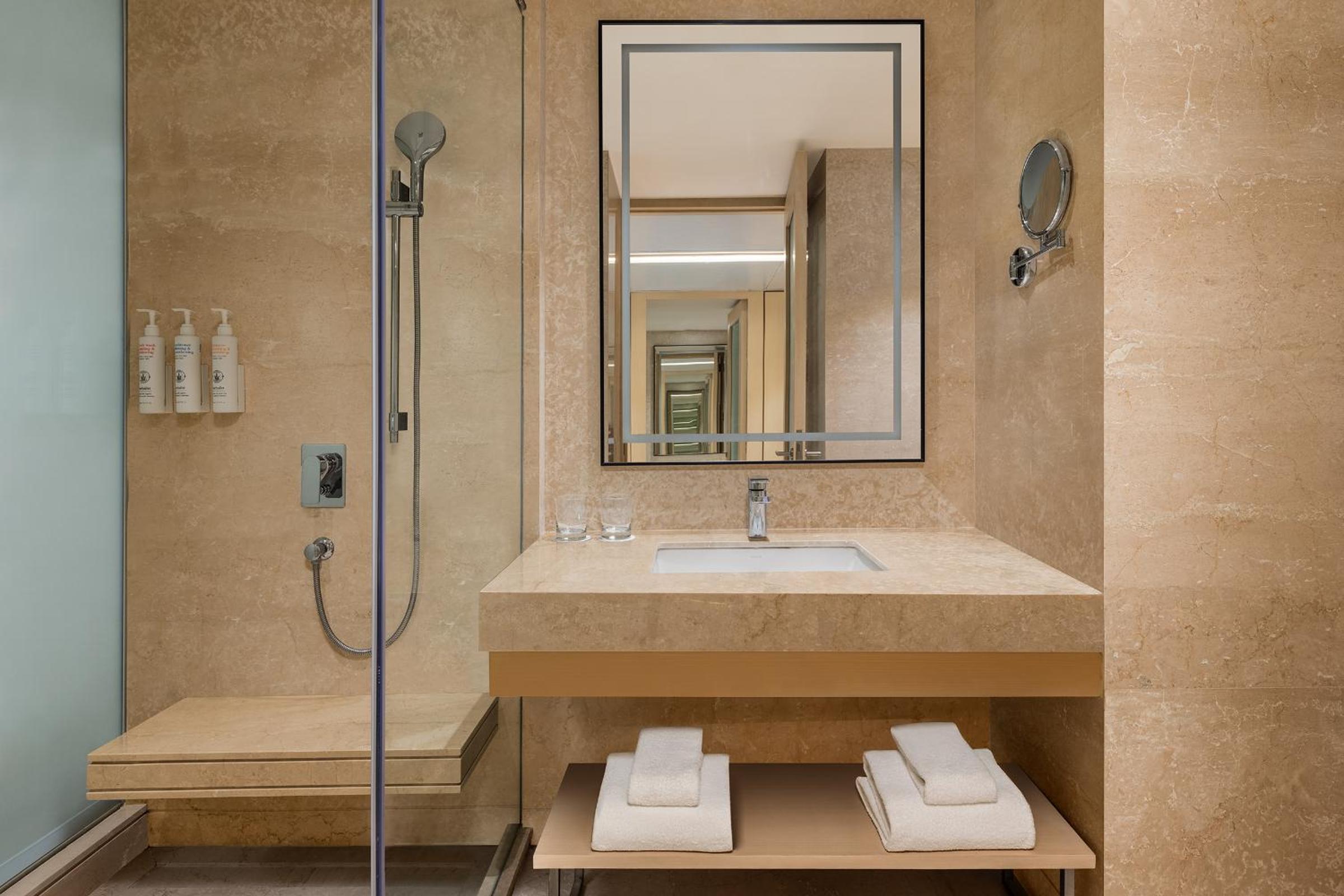Standard King, Guest Room, 1 King Bed - INR 1000 F&B Credit, 1+1 on Selected Beverages (Happy Hours 17:00 -19:00 Hrs)