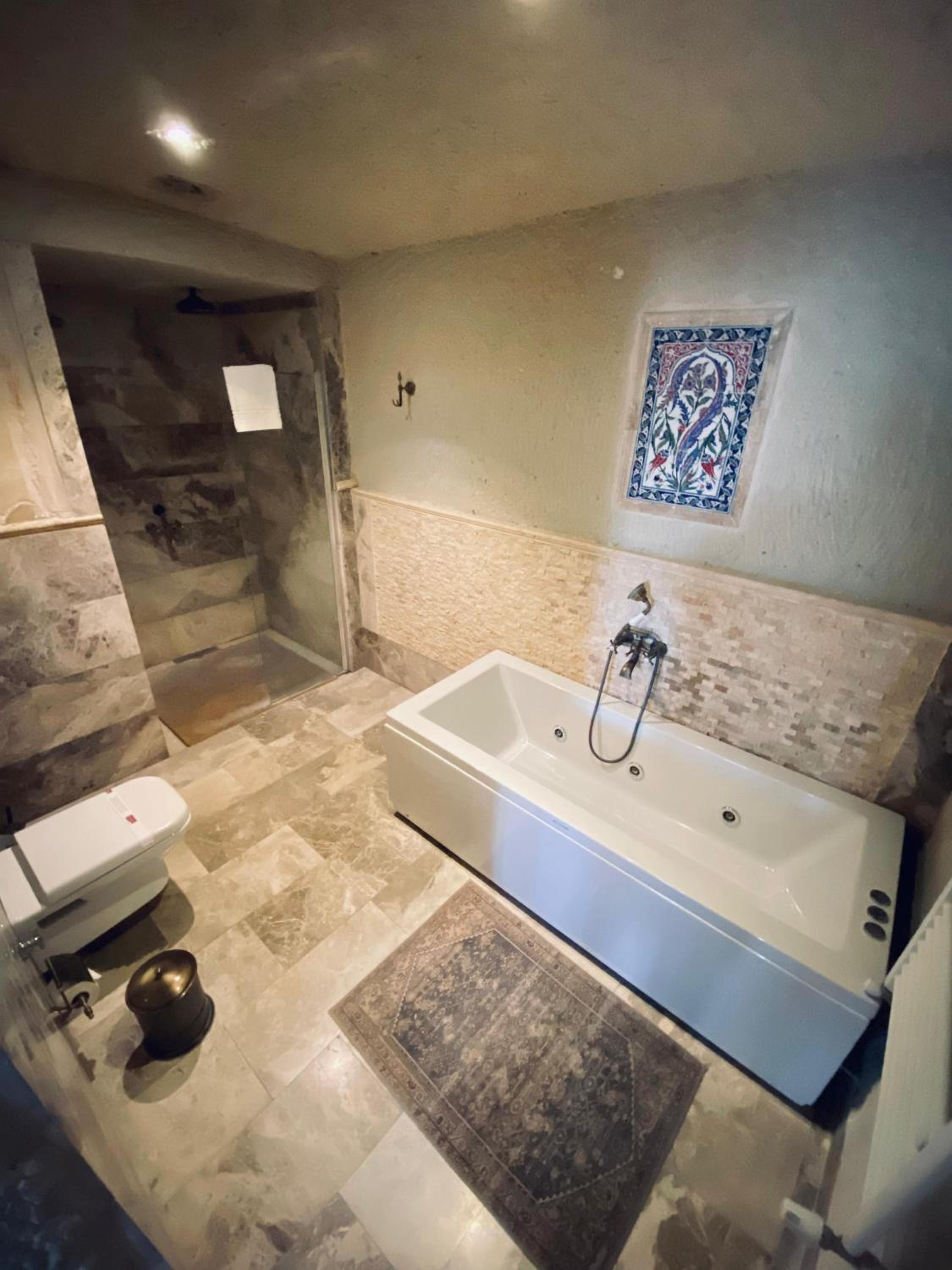 Deluxe Suite with Spa Bath - Photo 15