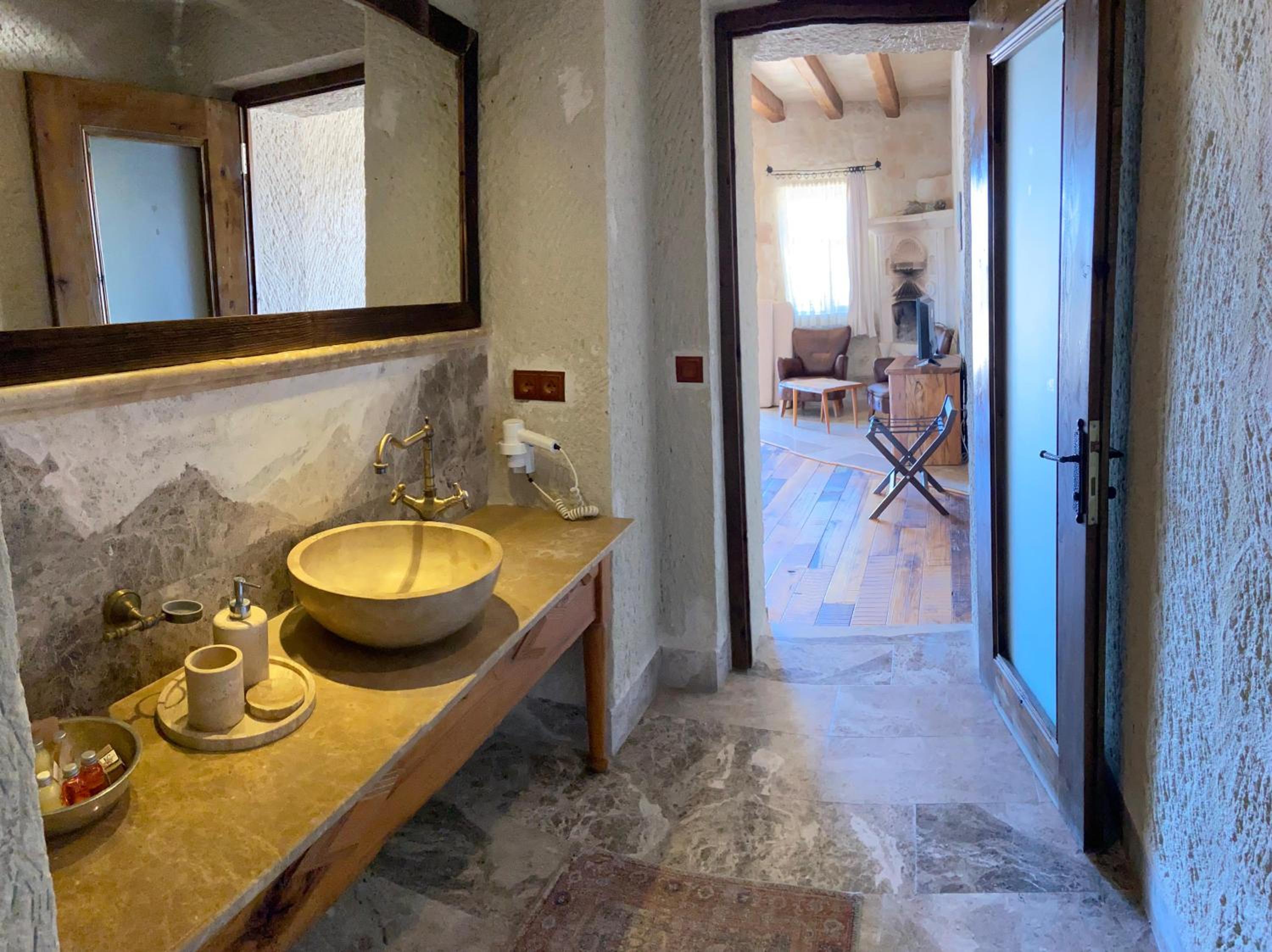 Deluxe Suite with Spa Bath - Photo 7