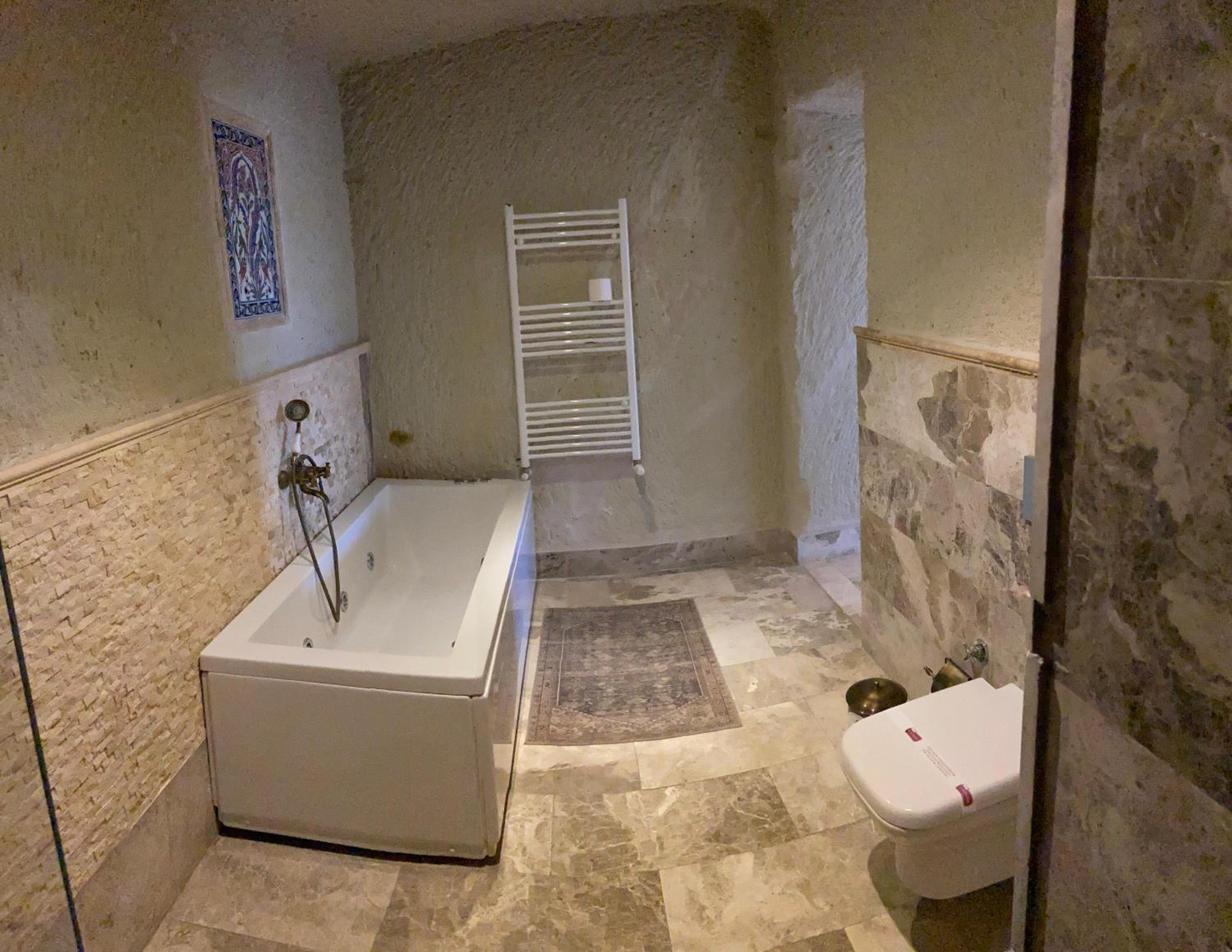Deluxe Suite with Spa Bath - Photo 6