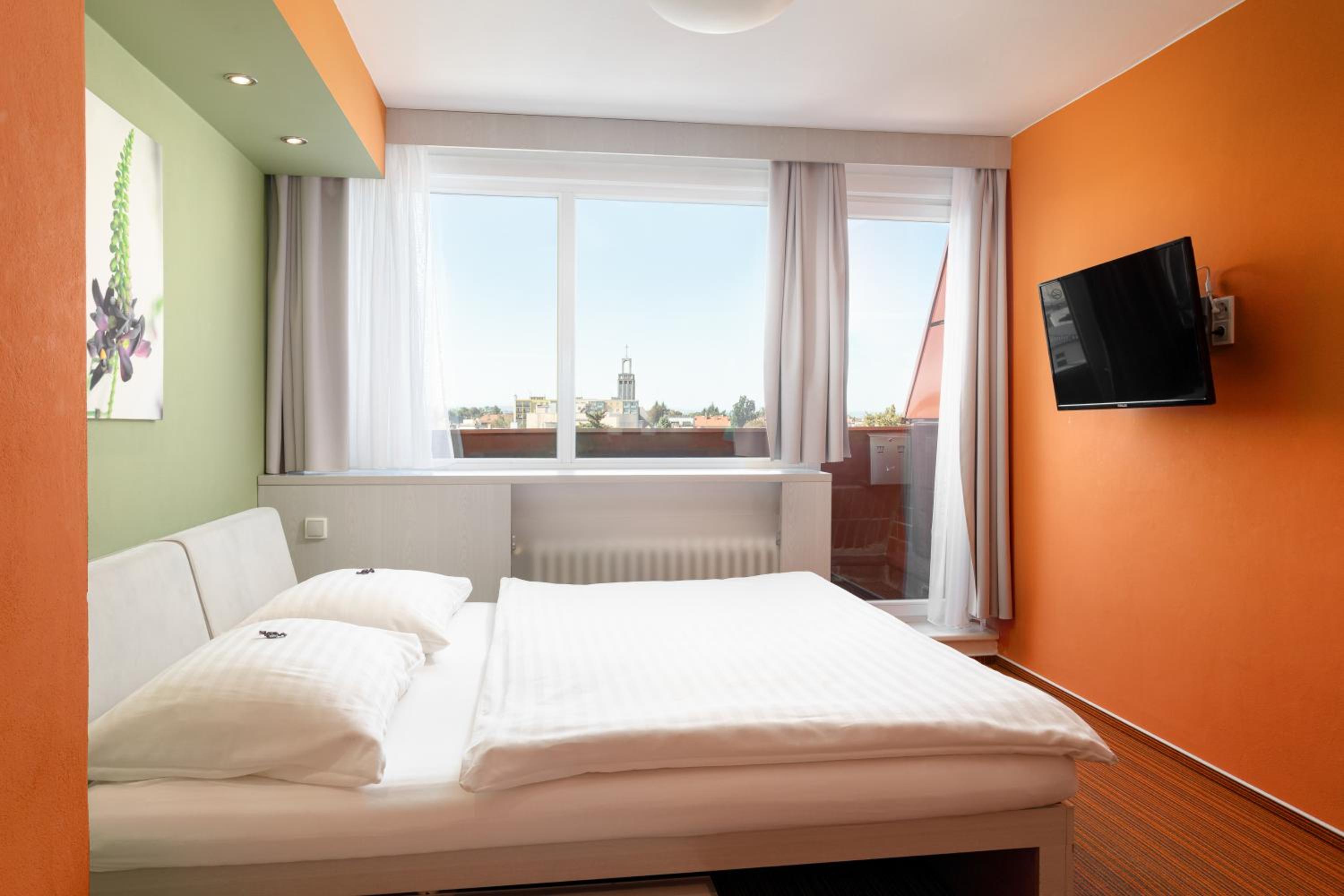 Deluxe Suite with Balcony - Photo 2