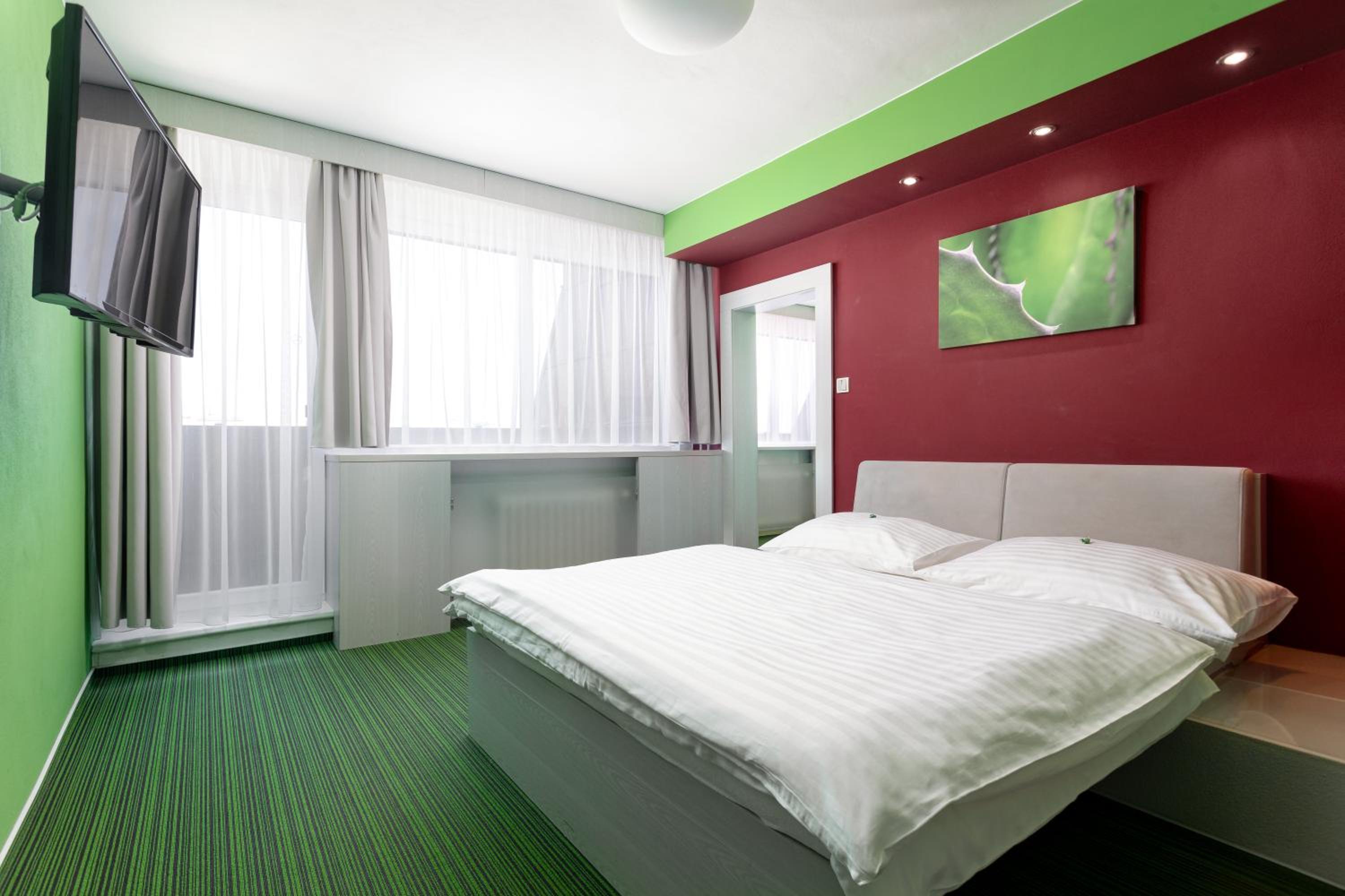 Deluxe Suite with Balcony - Photo 7