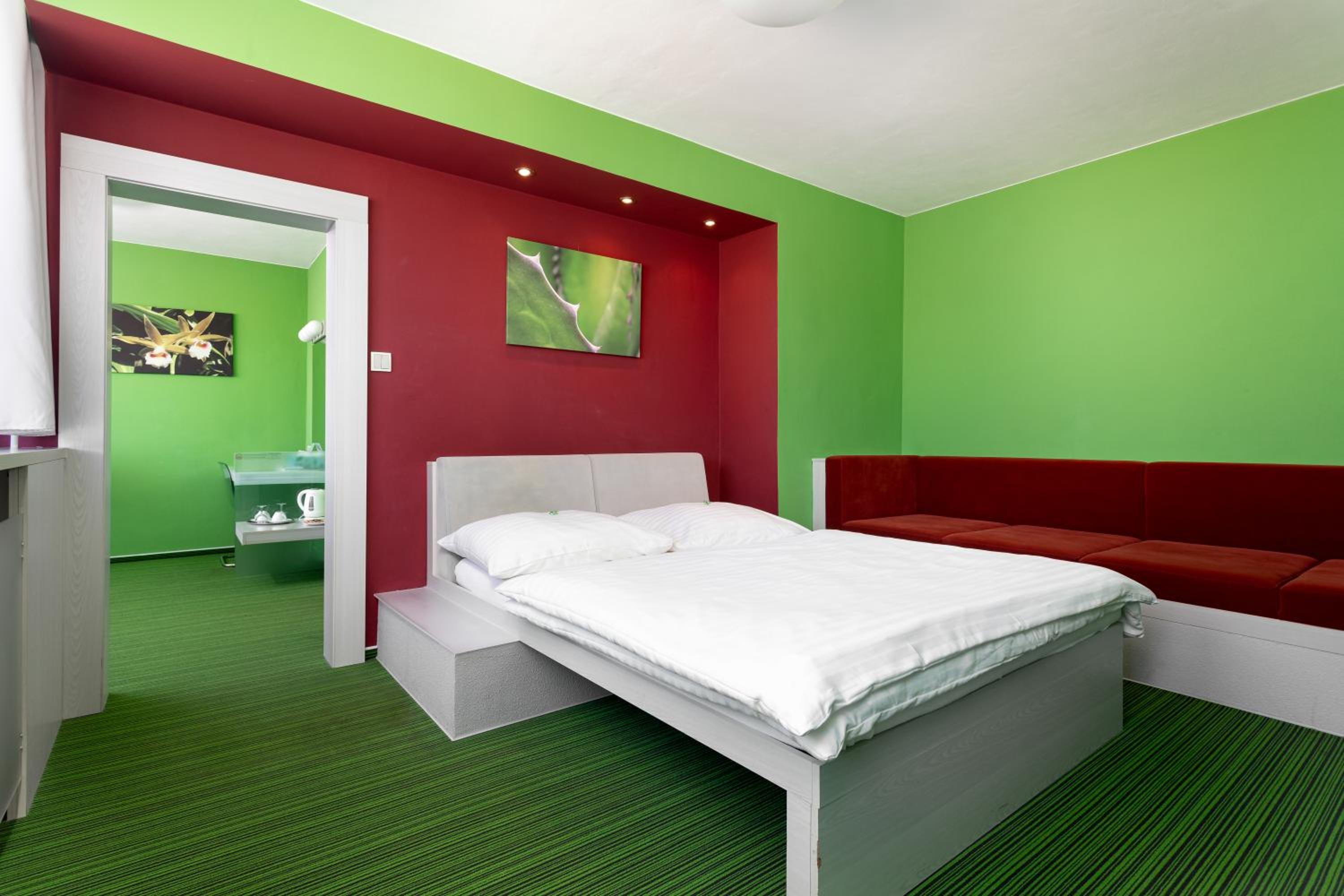 Deluxe Suite with Balcony - Photo 6