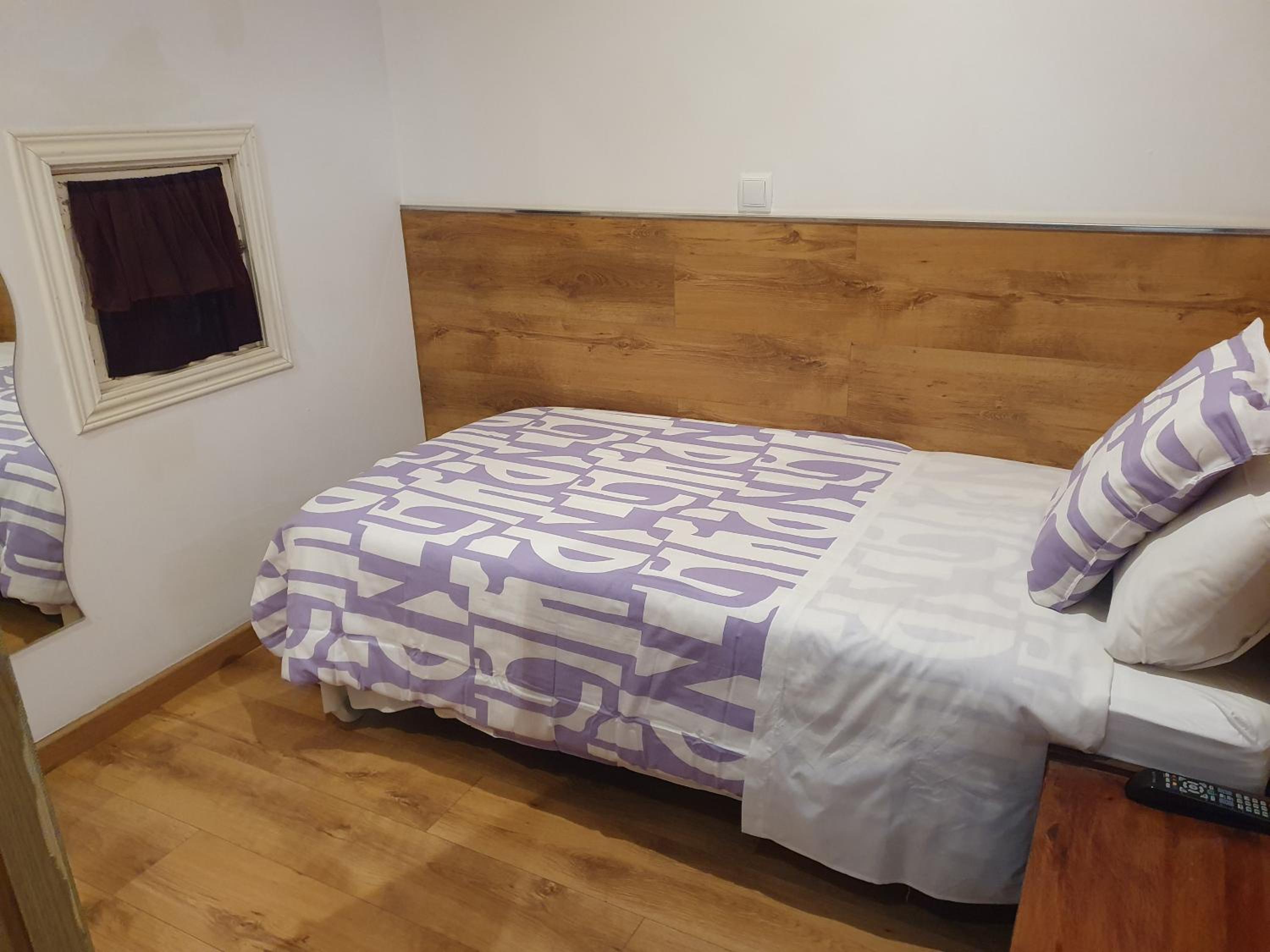 Budget Single Room with Shared Bathroom photo 2