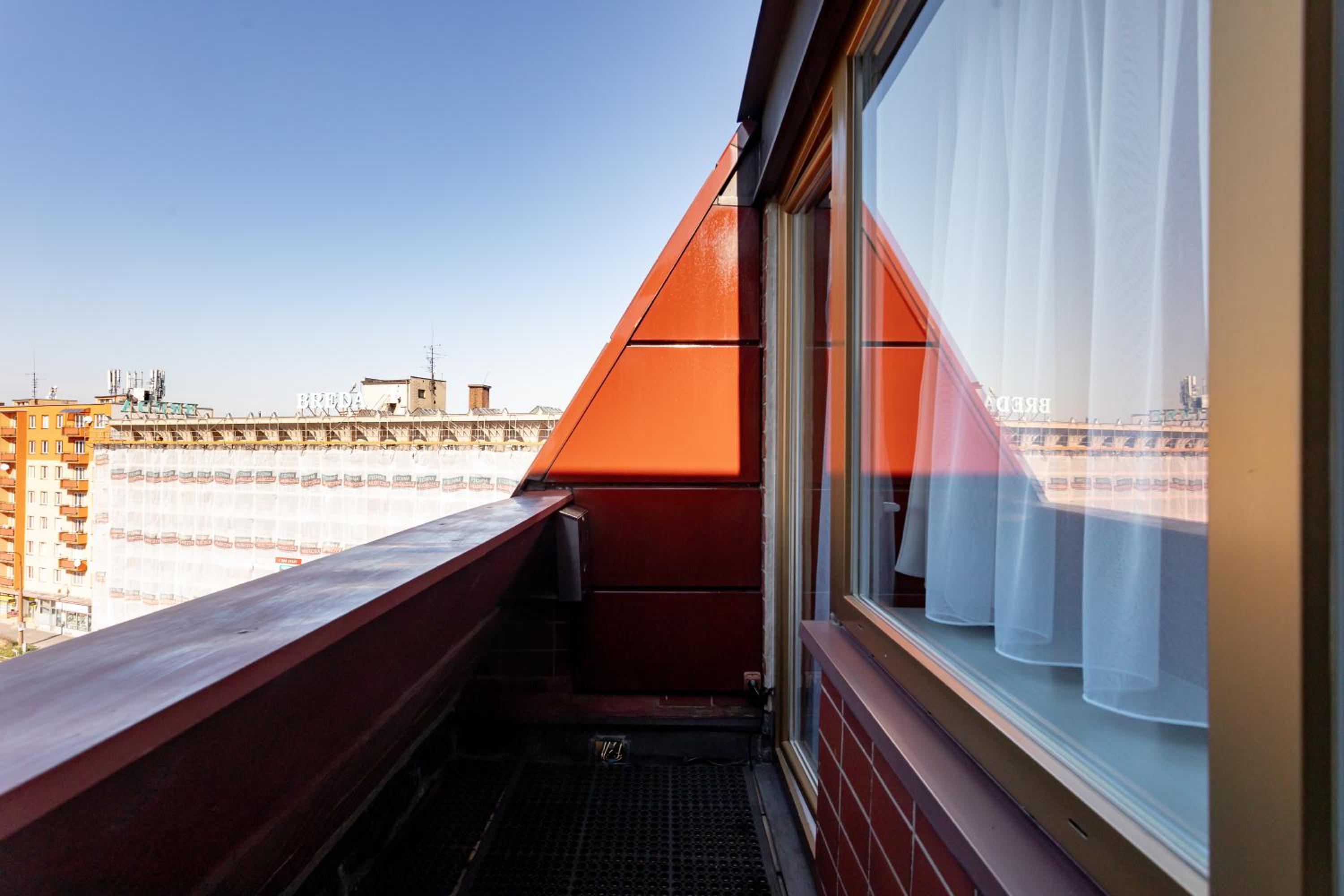 Deluxe Suite with Balcony - Photo 9