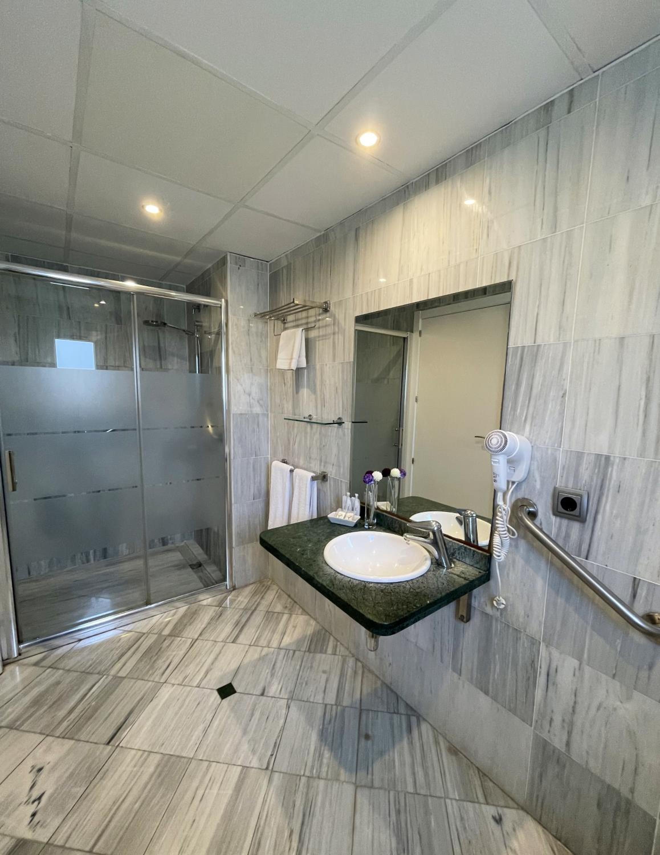 Double or Twin Room - Photo 16